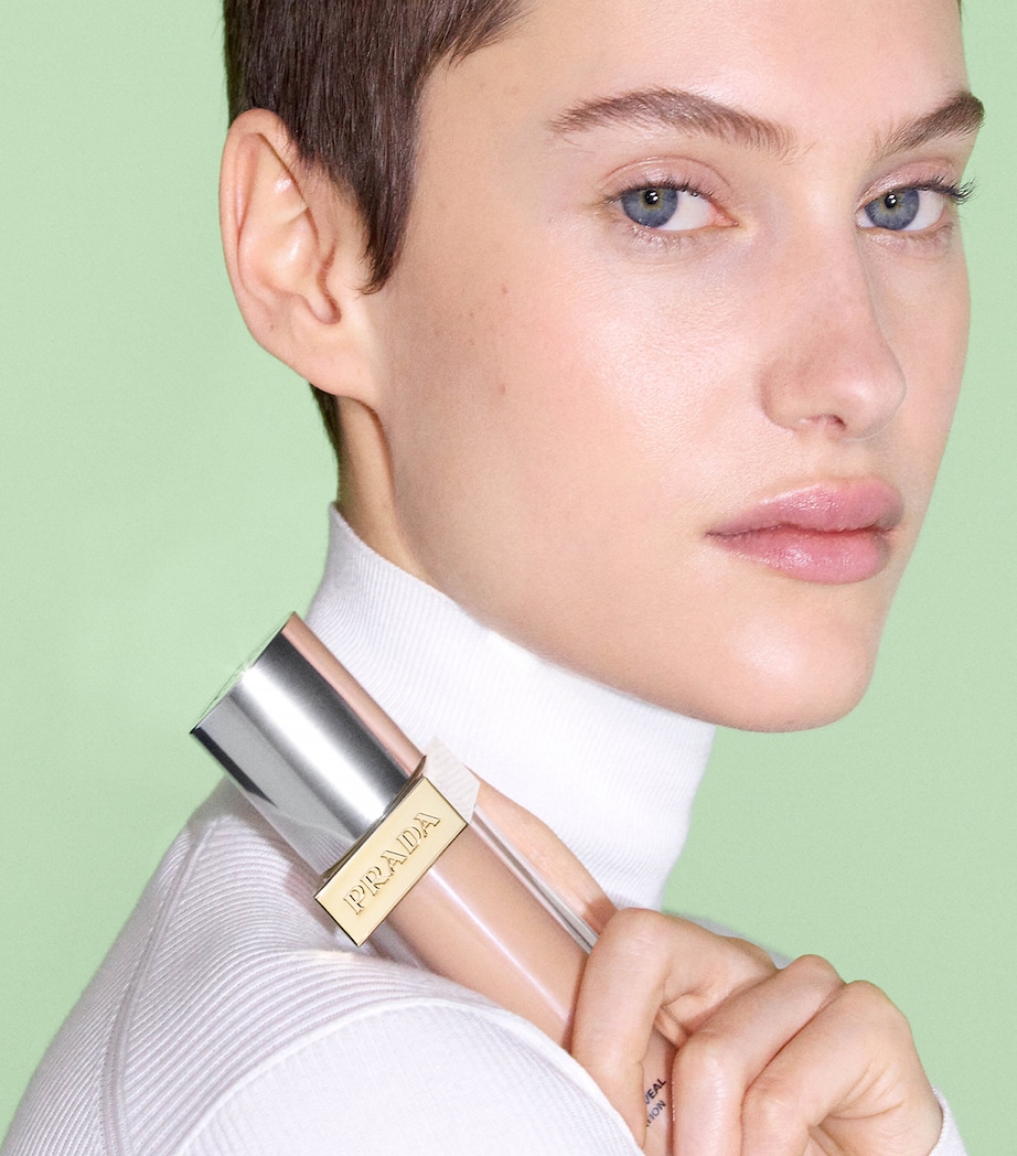 Reveal Skin Optimising Foundation DN70 Image 4