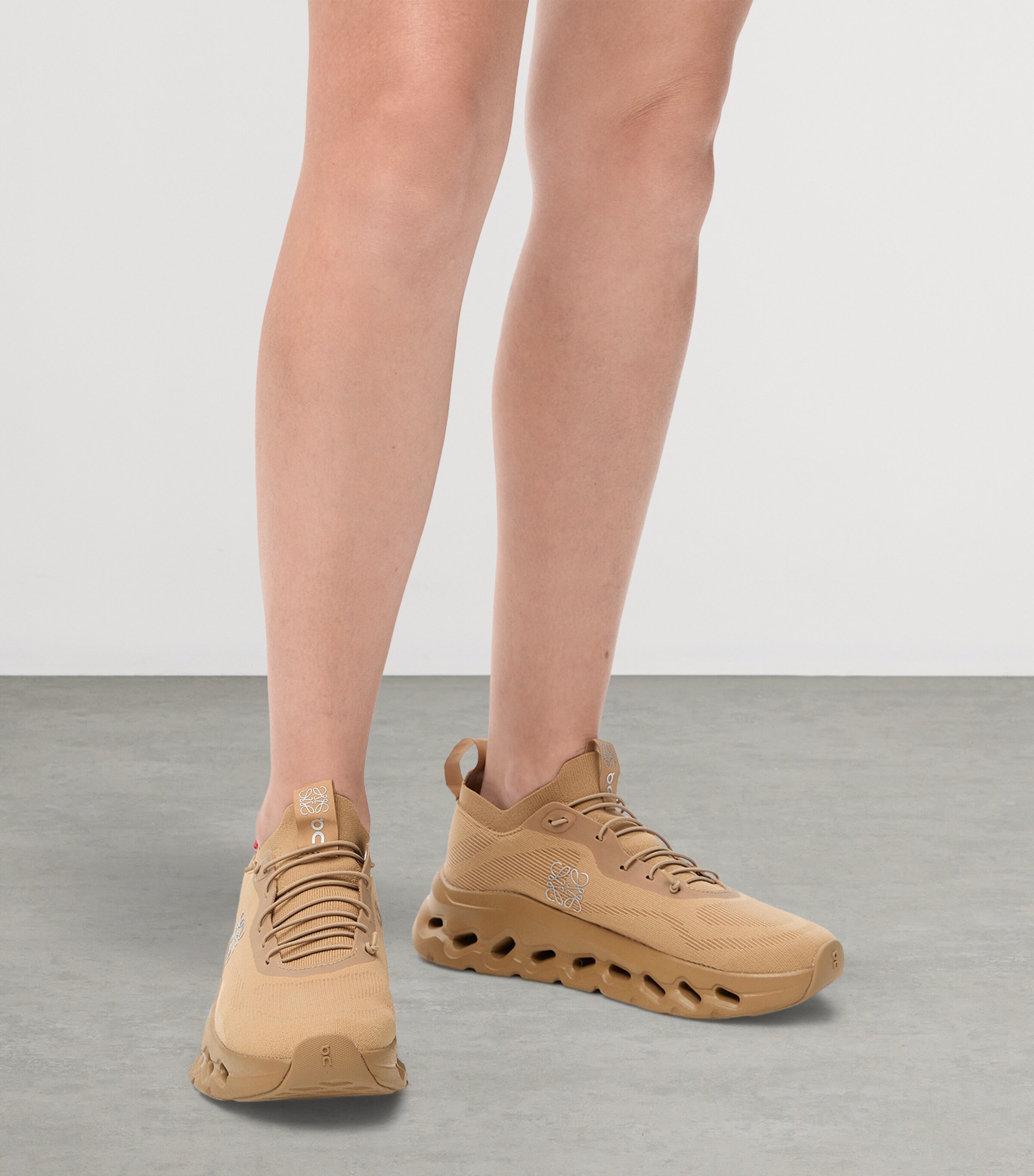 【未使用✨️】LOEWE 靴下 楽天市場】LOEWE ロエベ サイズ:US M8 22SS On ランニング