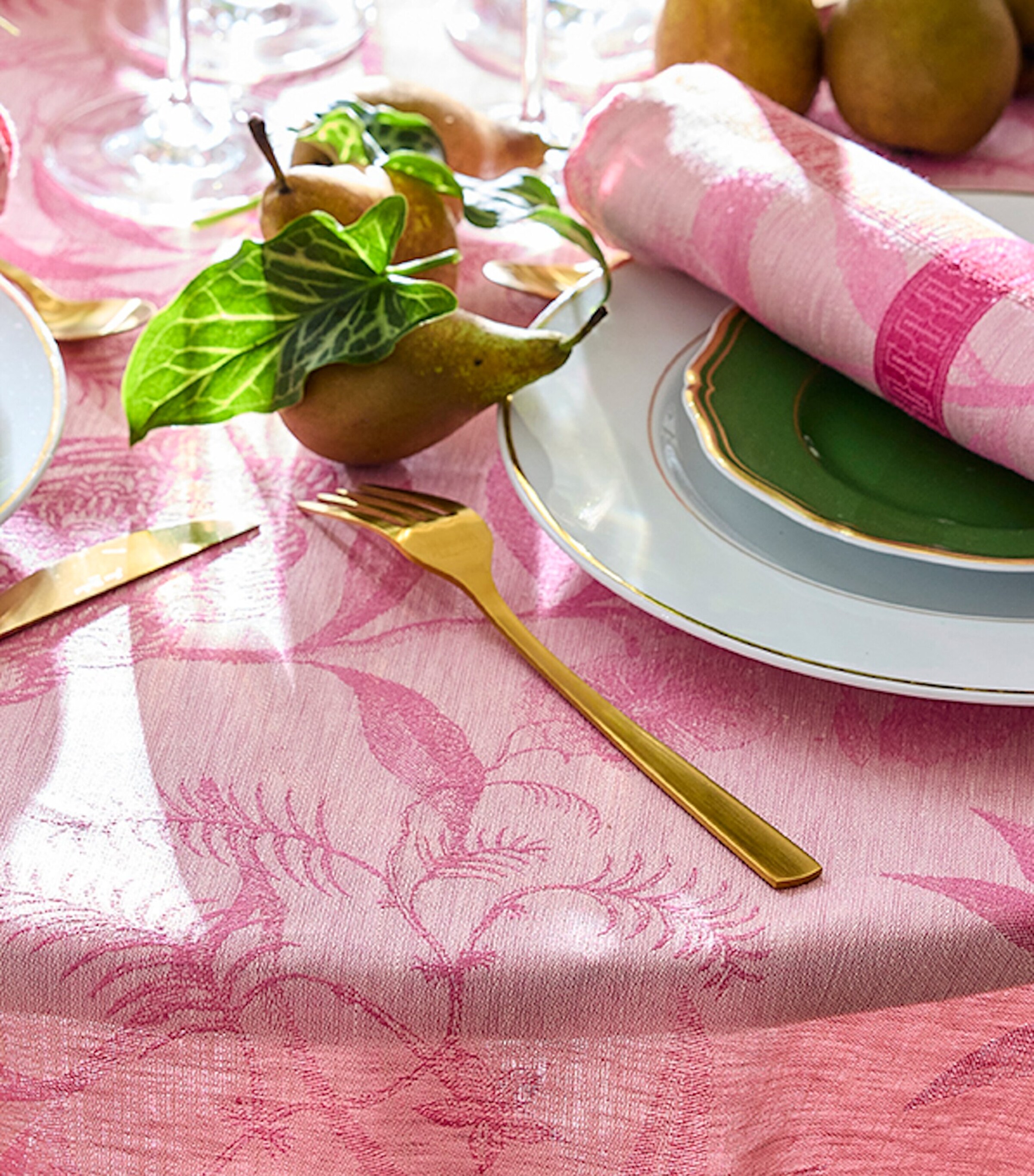 Le Jacquard Français Linen À L’Orangerie Tablecloth (175cm x 250cm) Pink Image 3