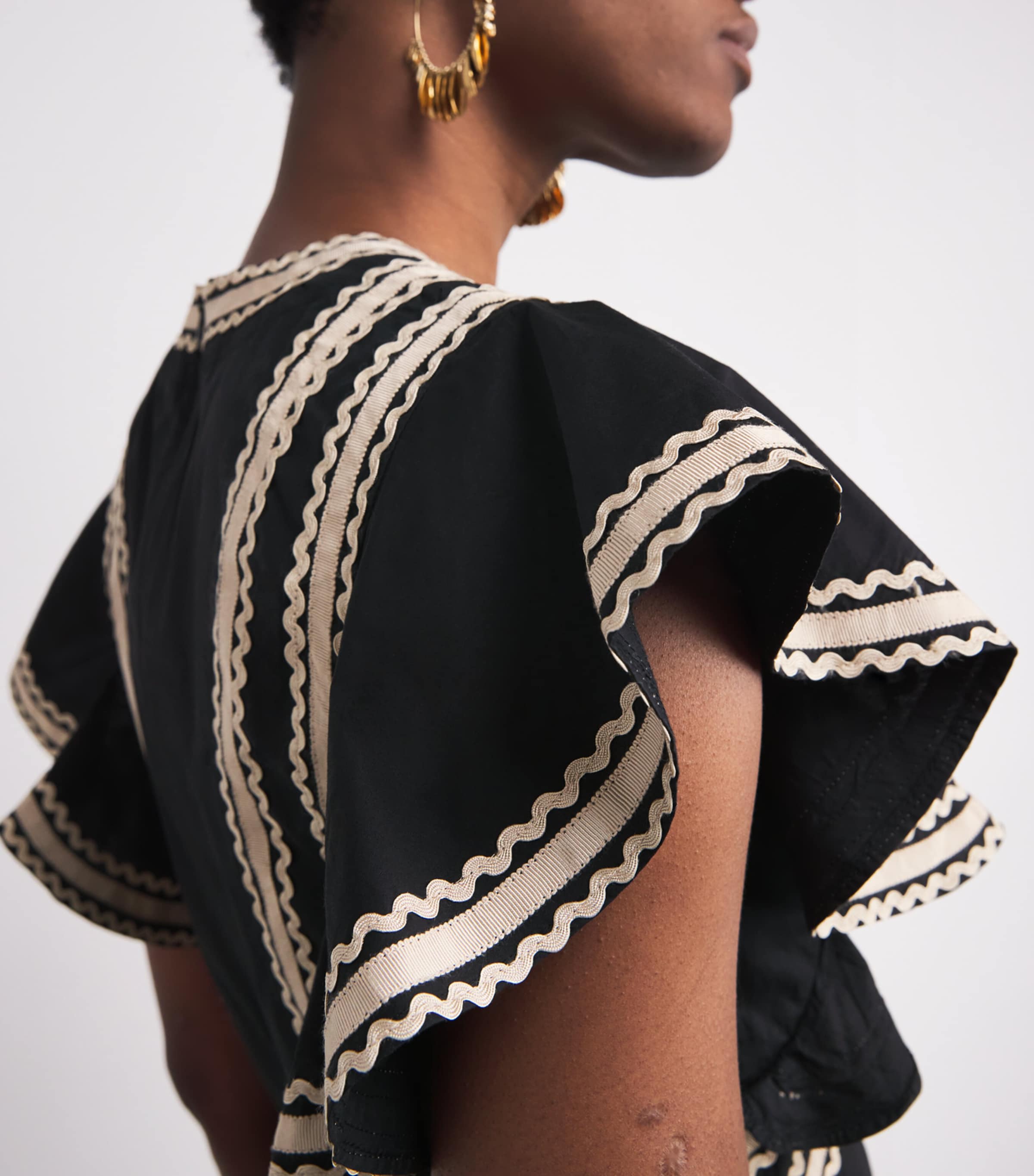 Flutter-Sleeve Anora Blouse NOIR Image 6