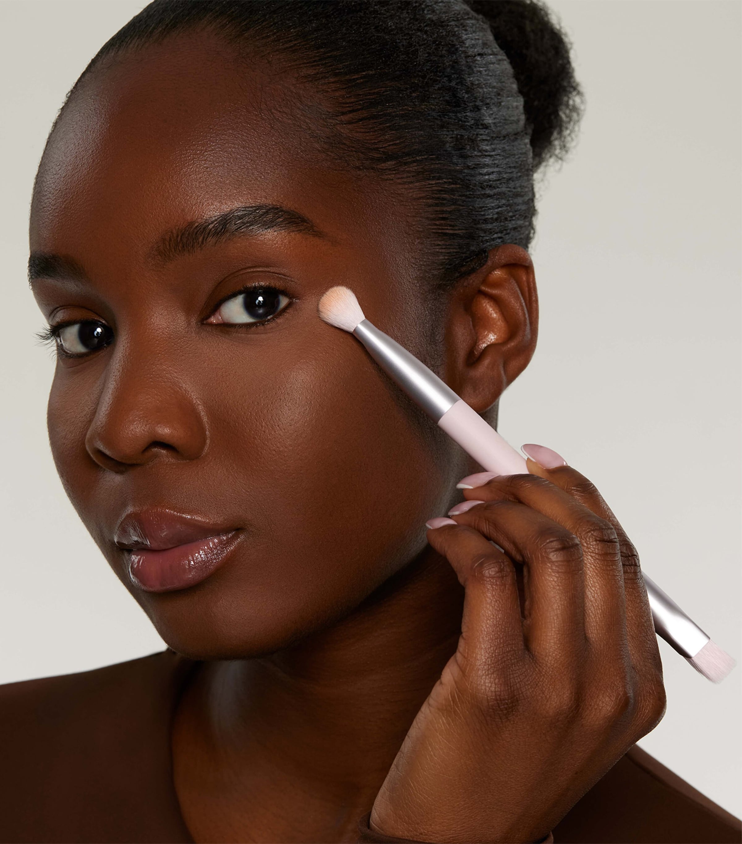 Kylie Cosmetics Precise Sculpting Complexion Brush 05 Image 4