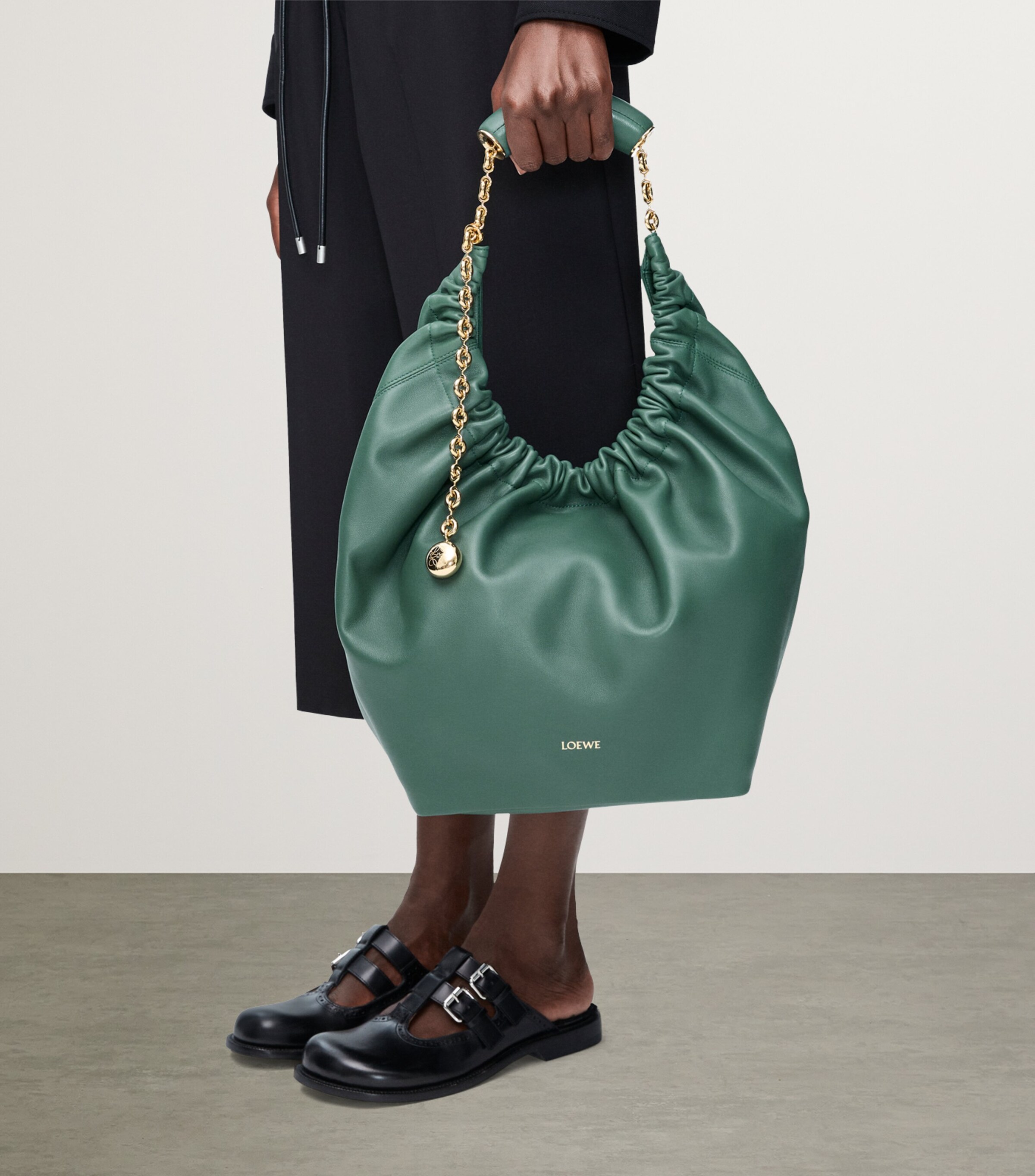 Medium Leather Squeeze Top-Handle Bag VETIVER Image 9