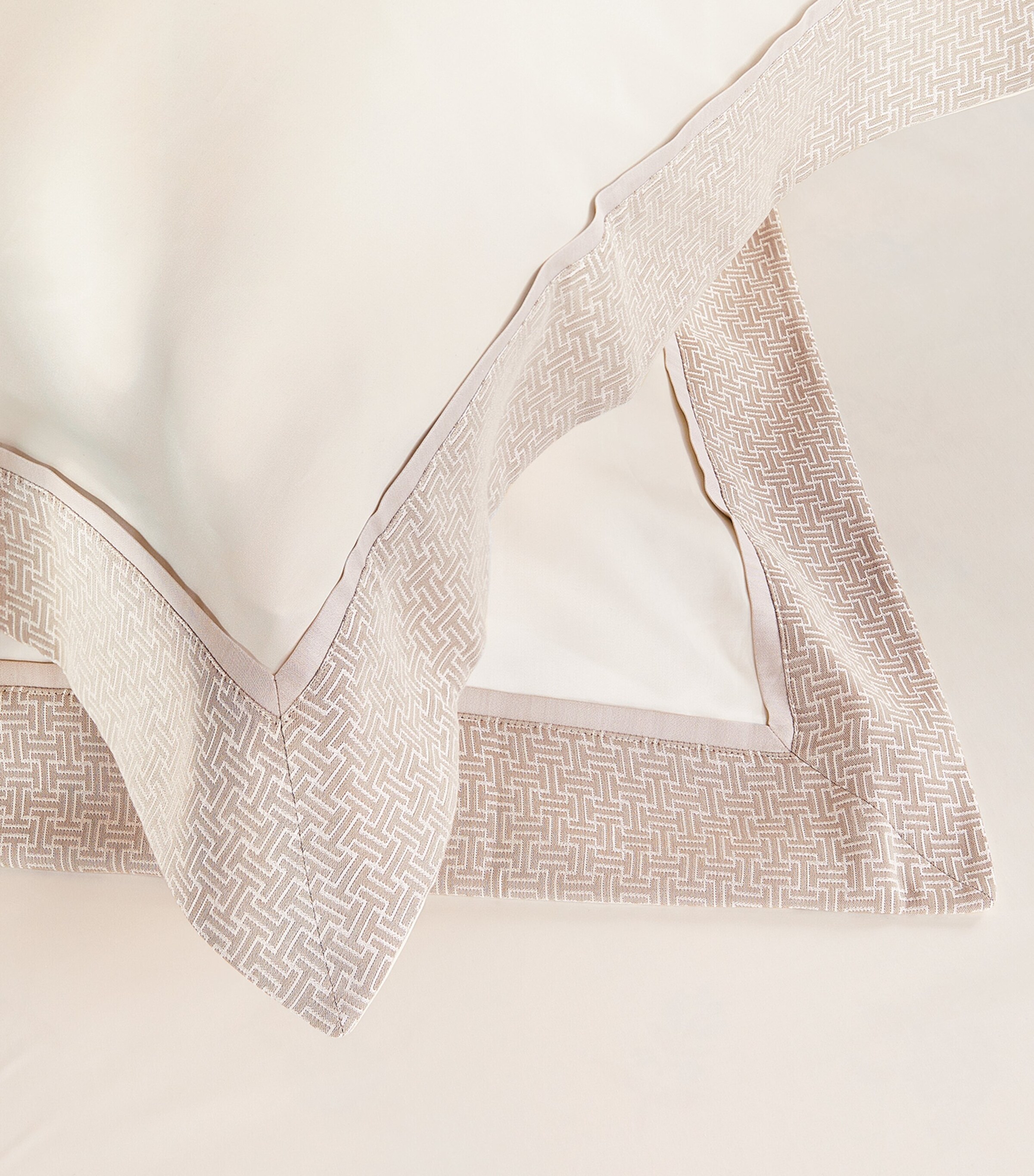 Celso De Lemos Avalon Standard Oxford Pillowcase (50cm x 75cm) Glacier Image 7