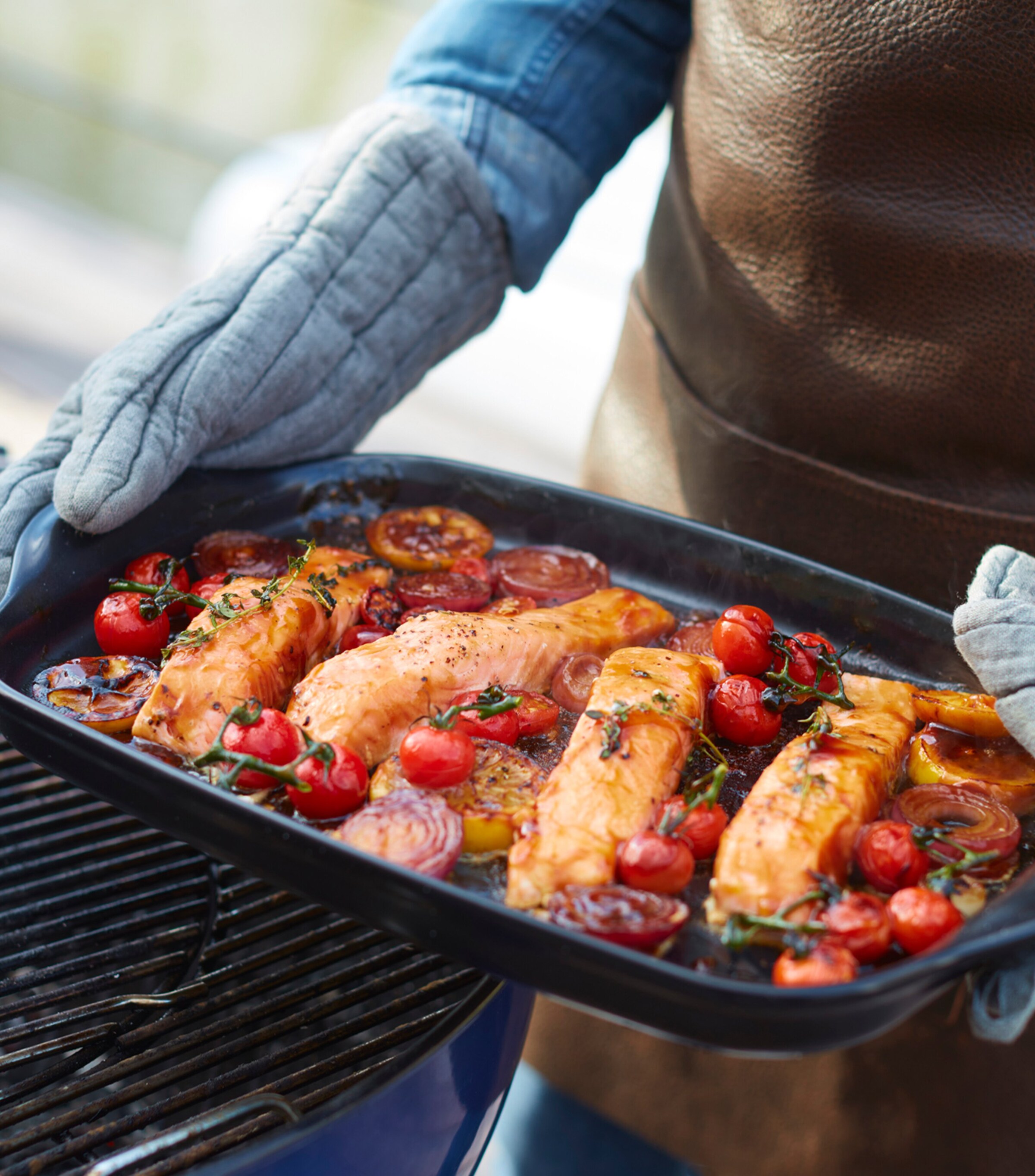 Emile Henry Ceramic BBQ Grill Dish (42cm) Black Image 2