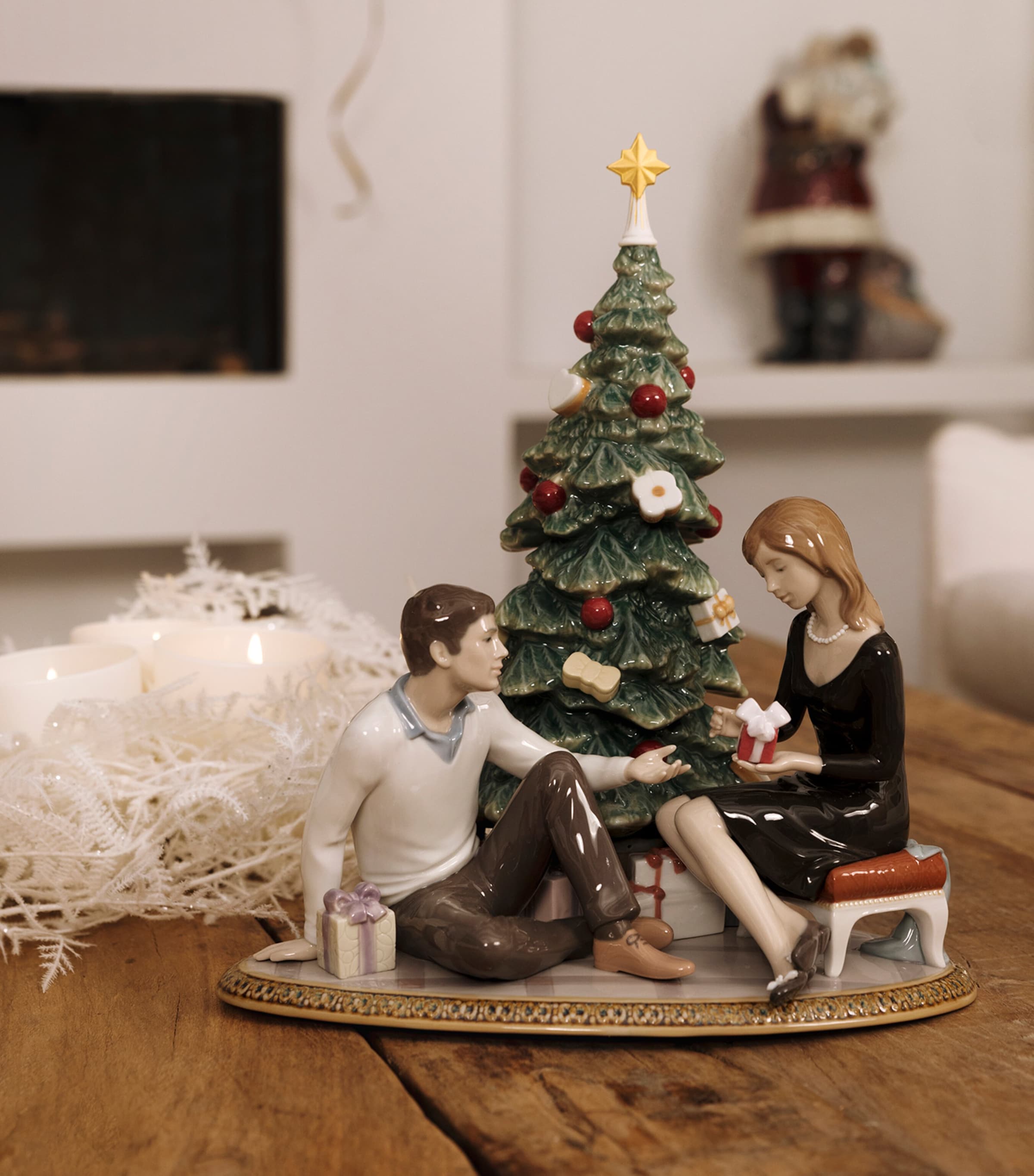 Lladró A Romantic Christmas Figurine Image 2