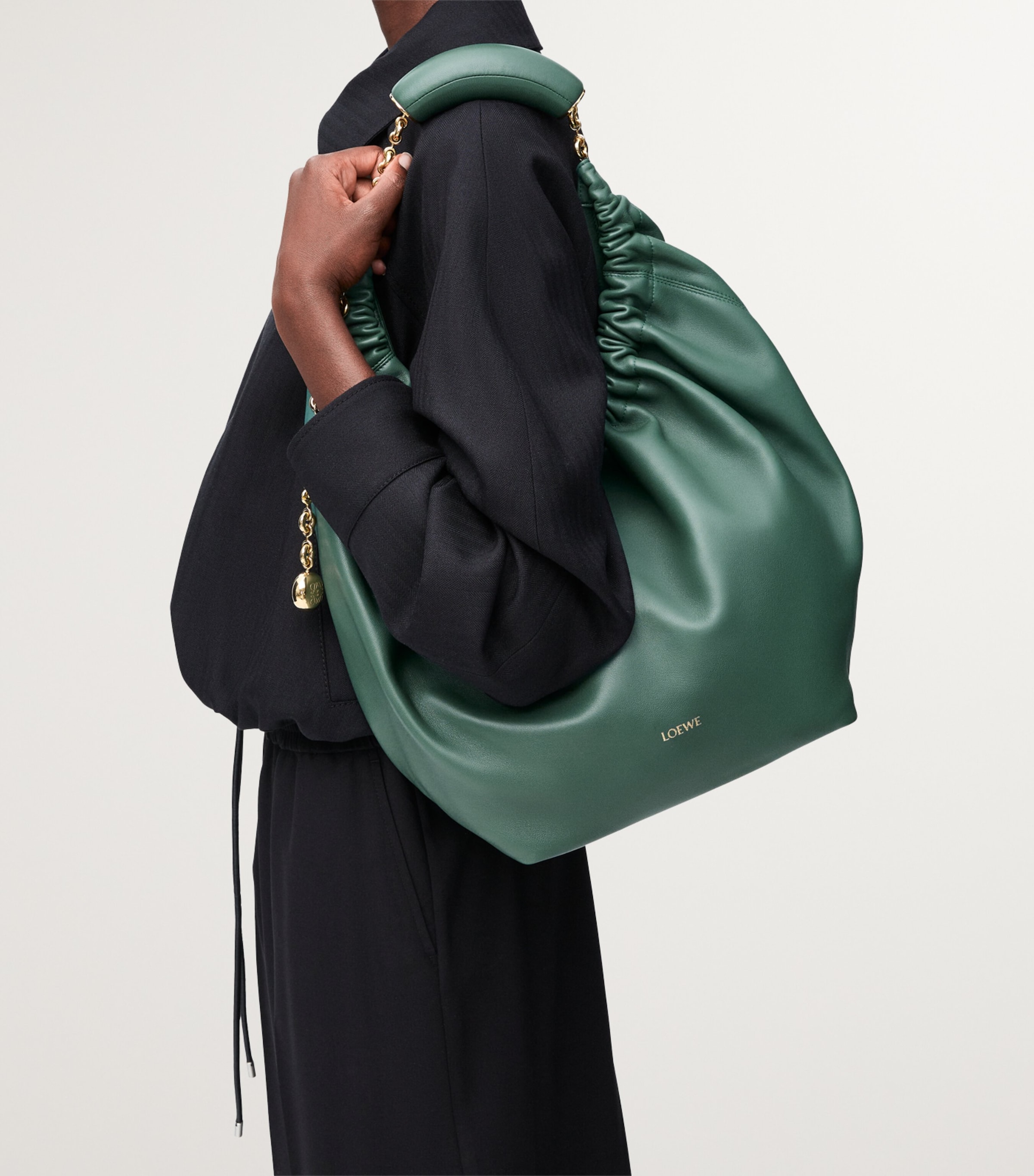 Medium Leather Squeeze Top-Handle Bag VETIVER Image 11