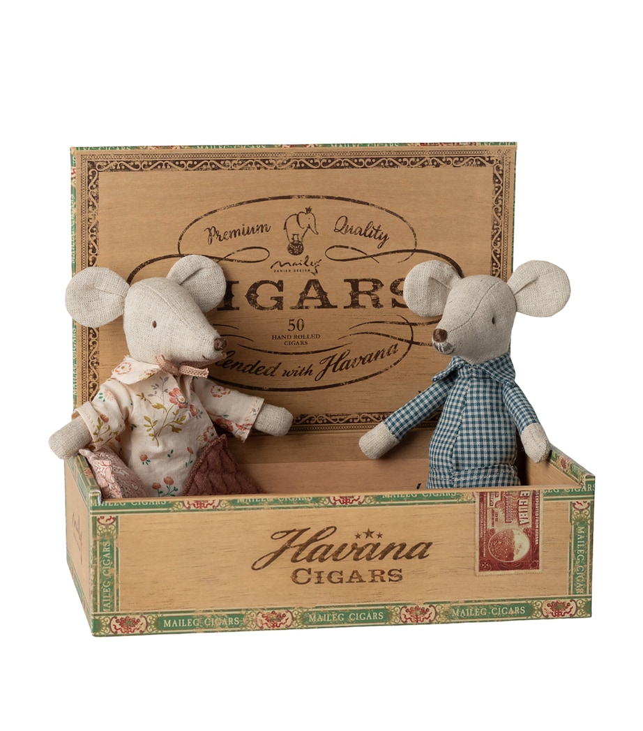 Maileg Grandma and Grandpa Mice Cigarbox Set (17cm) Image 5