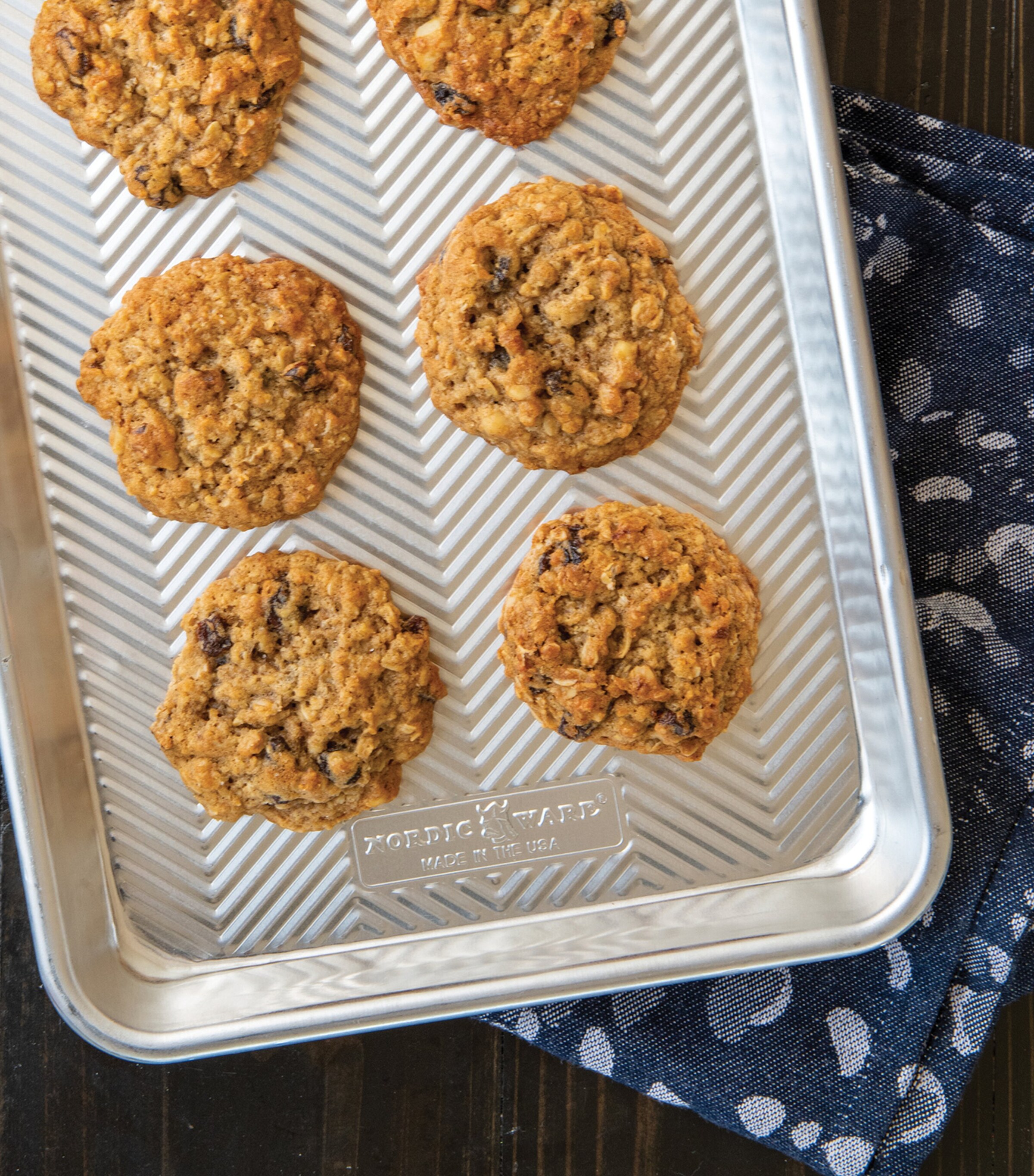 Aluminium Prism Quarter Baking Sheet (33cm x 24cm) SILVER Image 3