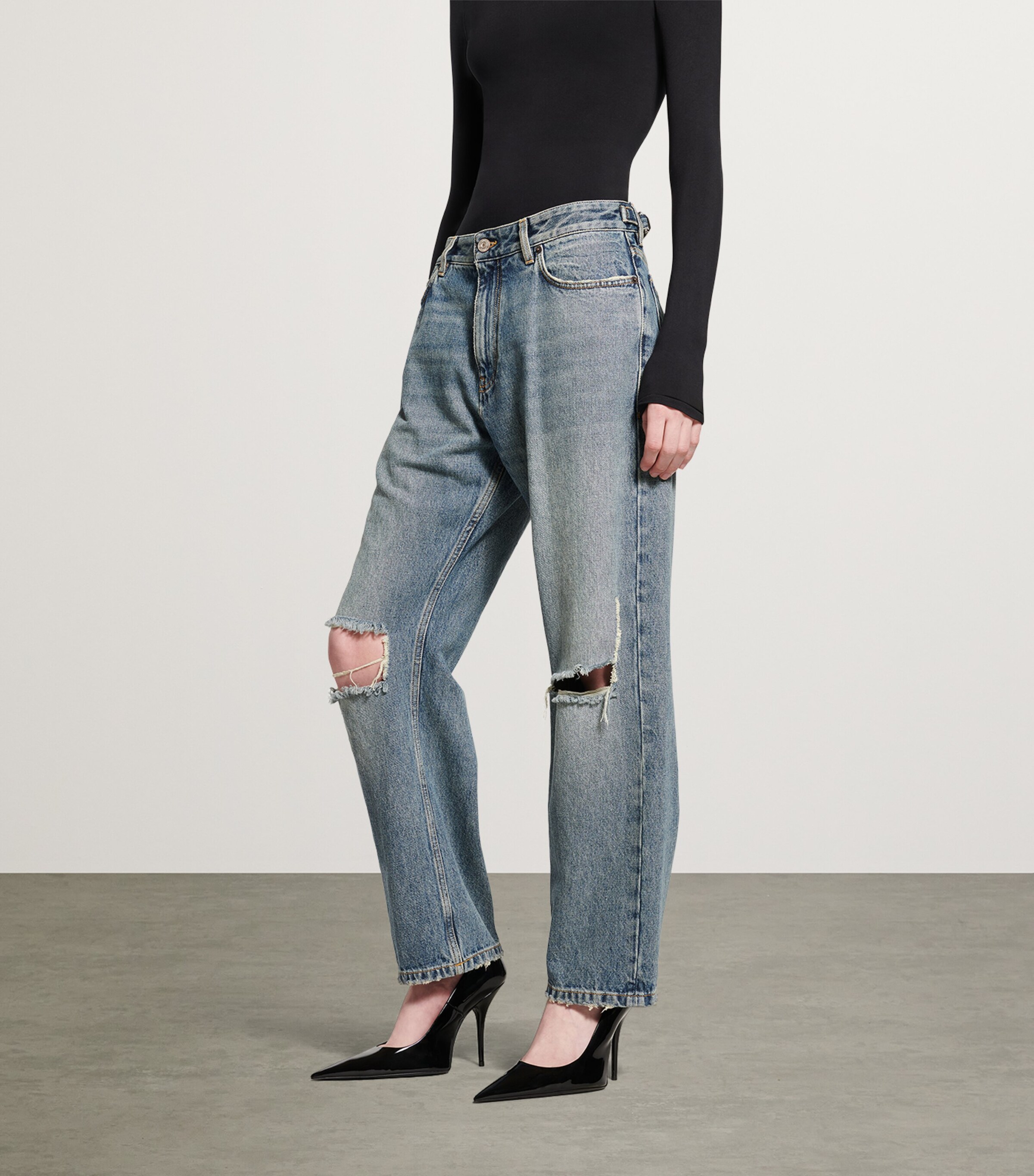 【BALENCIAGA】ダメージ加工 ストレートレッグ ジーンズ BALENCIAGA ダメージ加工 ストレートレッグ ジーンズ 人気