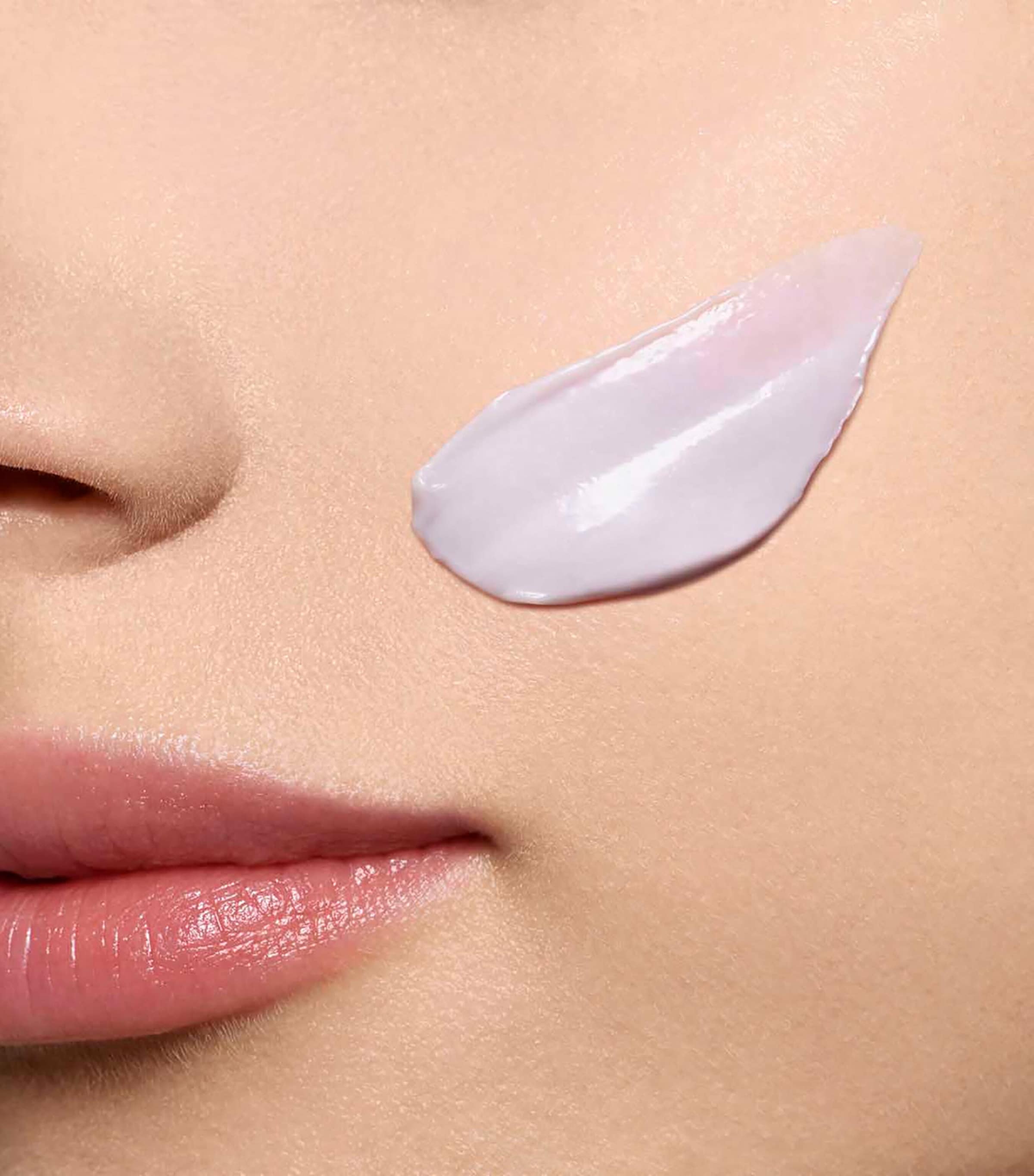 Clarins Nutri-Lumière Revive Day Cream (50ml) Image 3