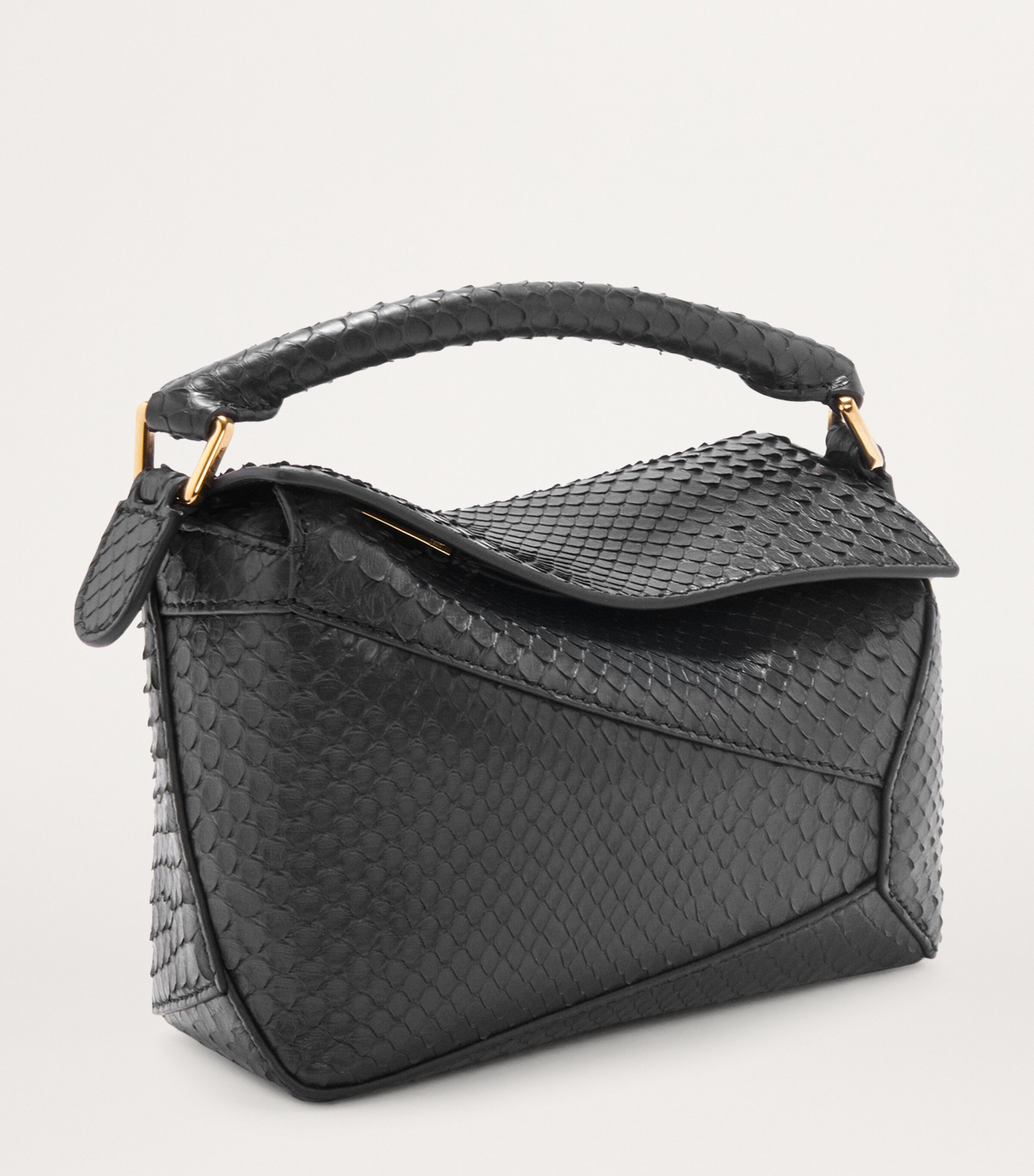 【VIP価格】LOEWE PUZZLE EDGE MINI LEATHER BAG LOEWE Large Leather Puzzle Edge Top-Handle Bag | Harrods US