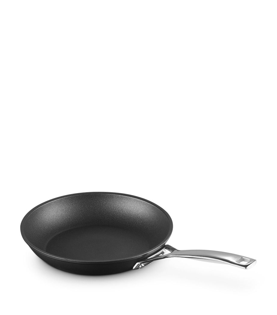 Le Creuset Non-Stick Shallow Frying Pan (22cm) Image 4