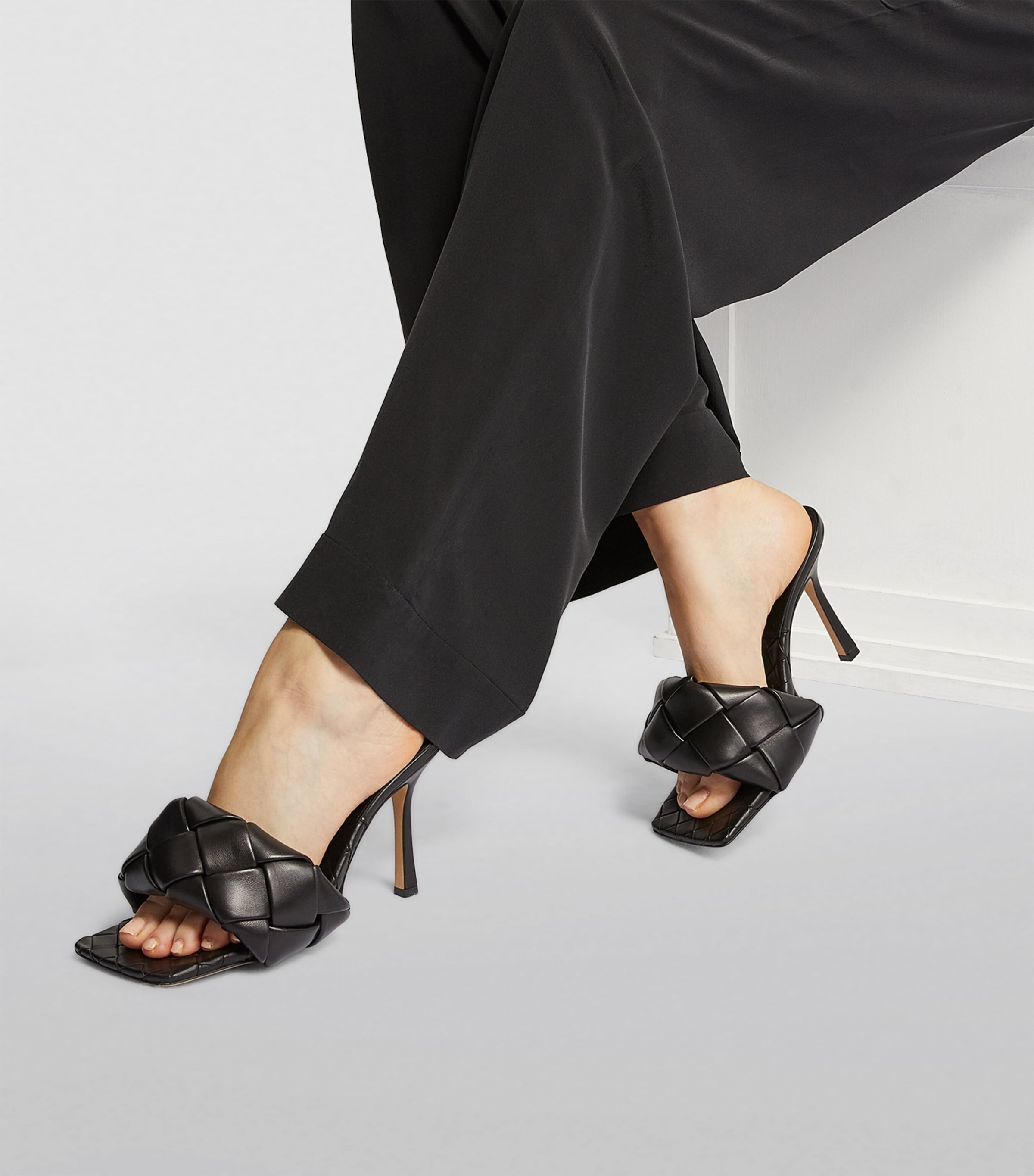VIP【関税送料無料】希少 BOTTEGA VENETA PADDED LEATHER MULES Bottega Veneta Silver Padded Leather Sandals