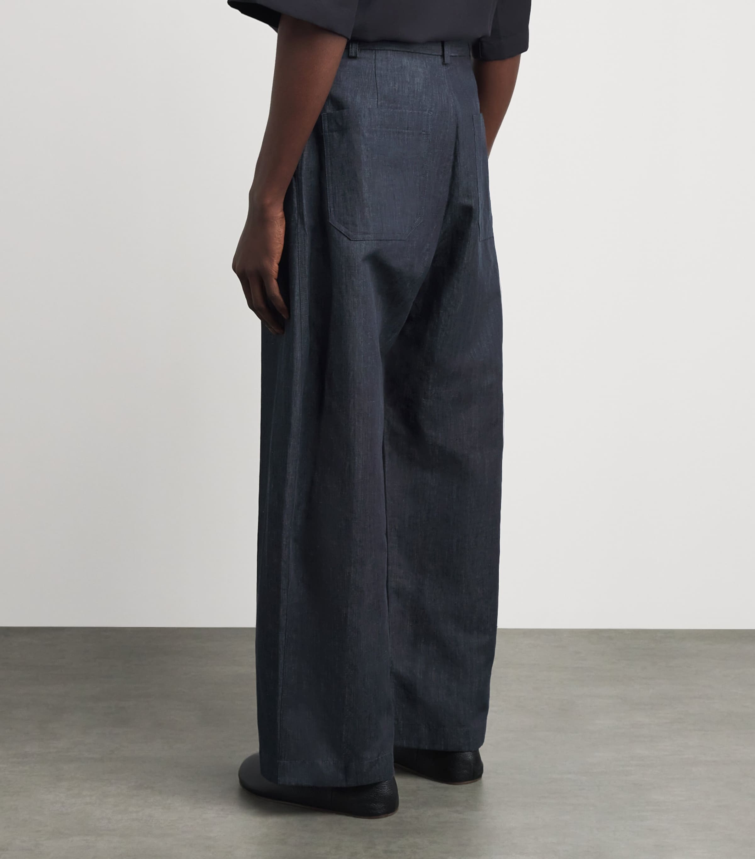 Studio Nicholson Mens Cotton-Linen Curved Trousers Indigo Image 5