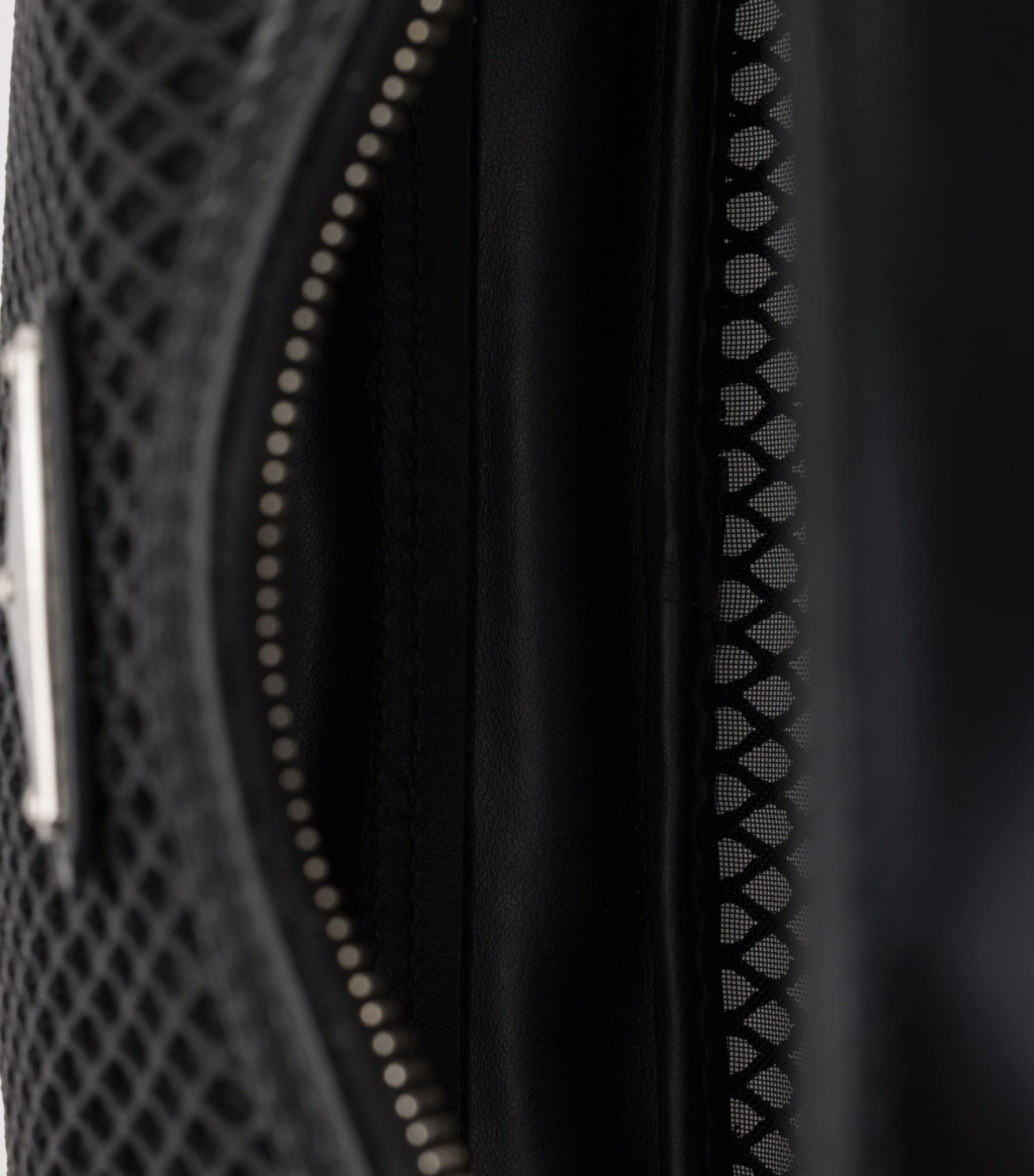 Prada Mesh Re-Edition 2005 Shoulder Bag Black Image 4