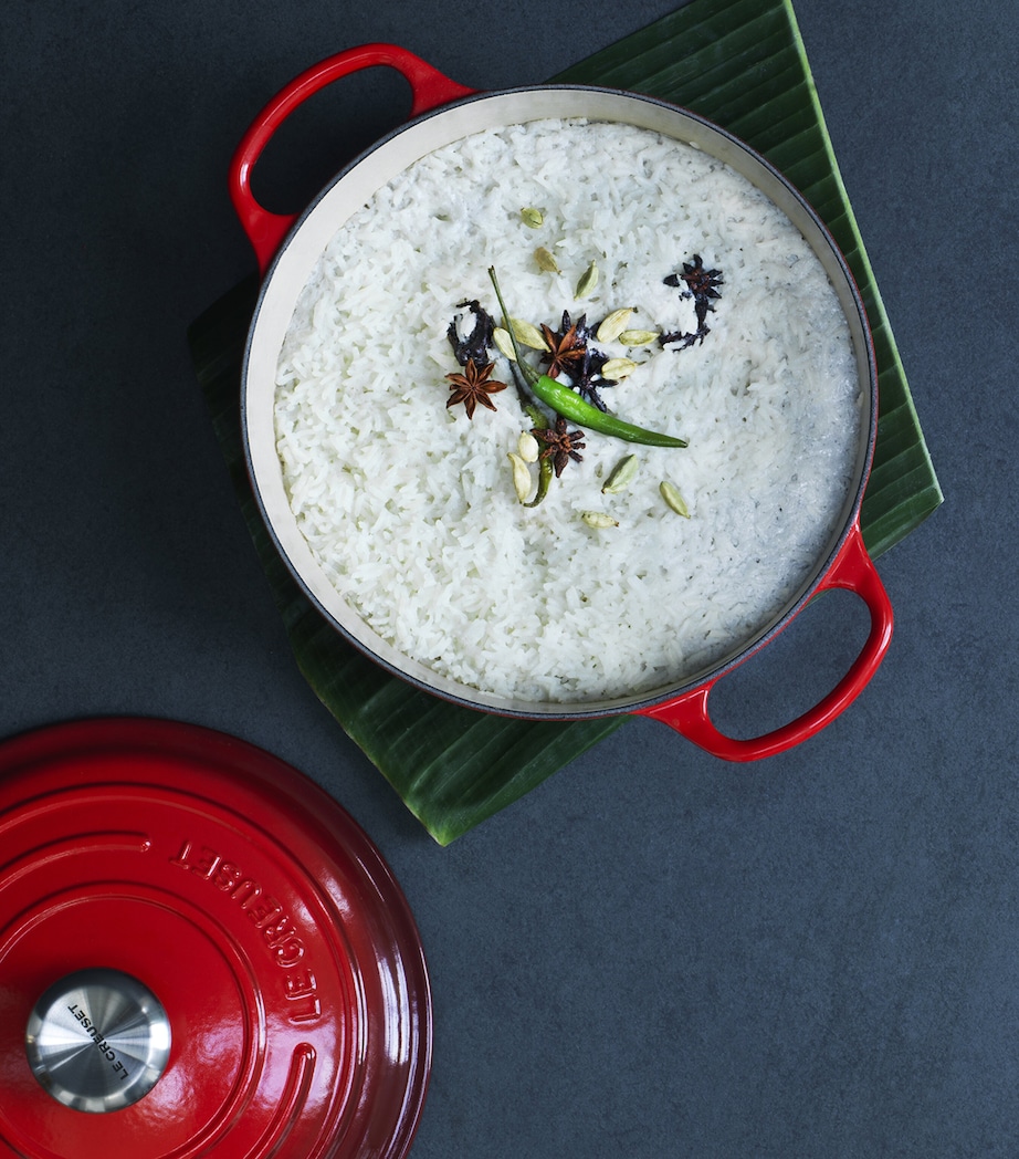 Cast Iron Shallow Round Casserole Dish (26cm) CERISE Image 4
