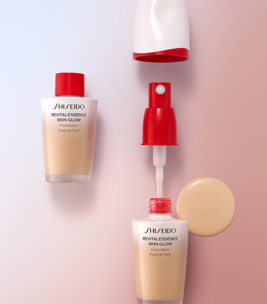 Revitalessence Skin Glow Foundation SPF 30 240 QUARTZ Image 5