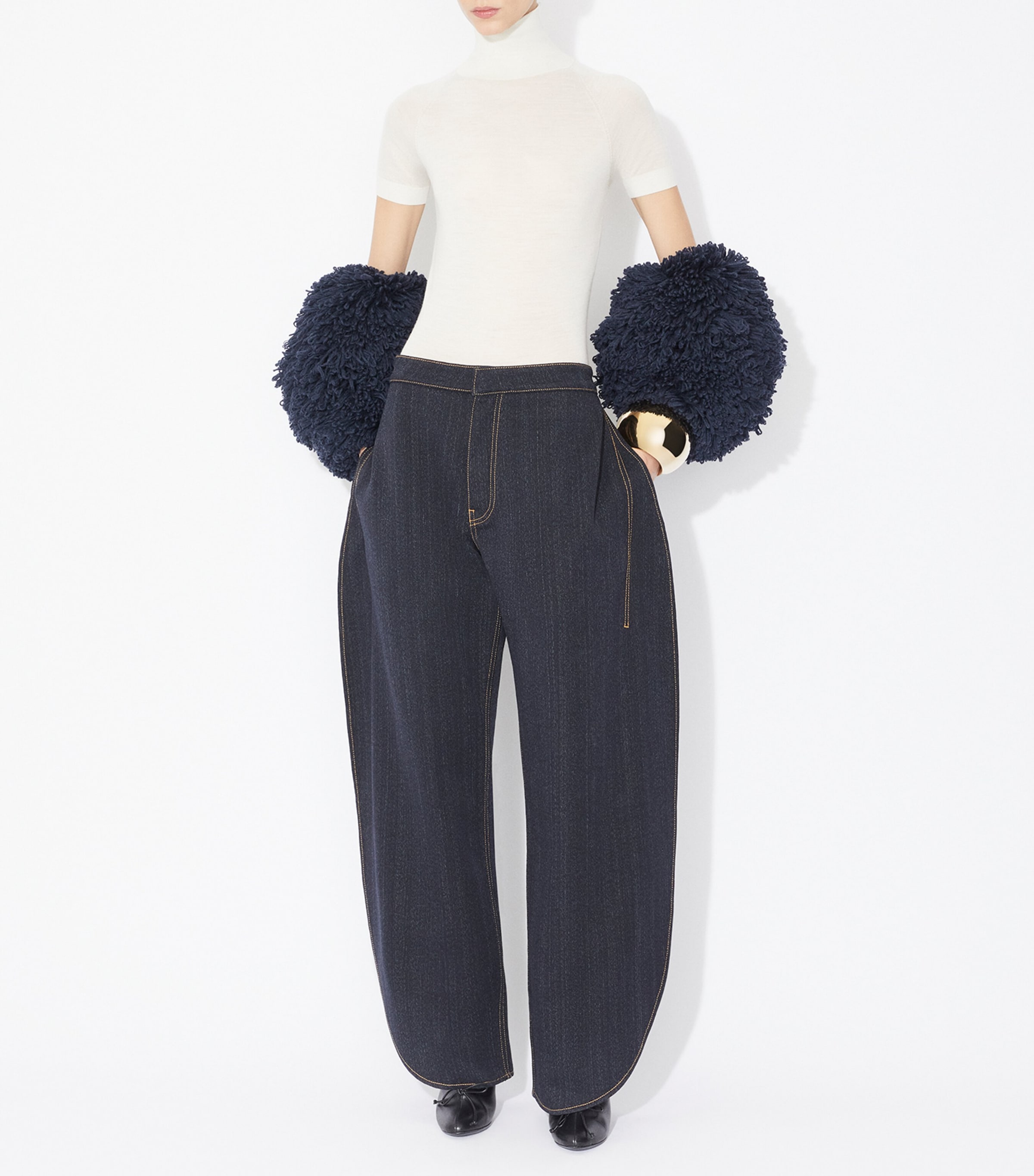 Side-Split Petal Round Jeans NUIT Image 2