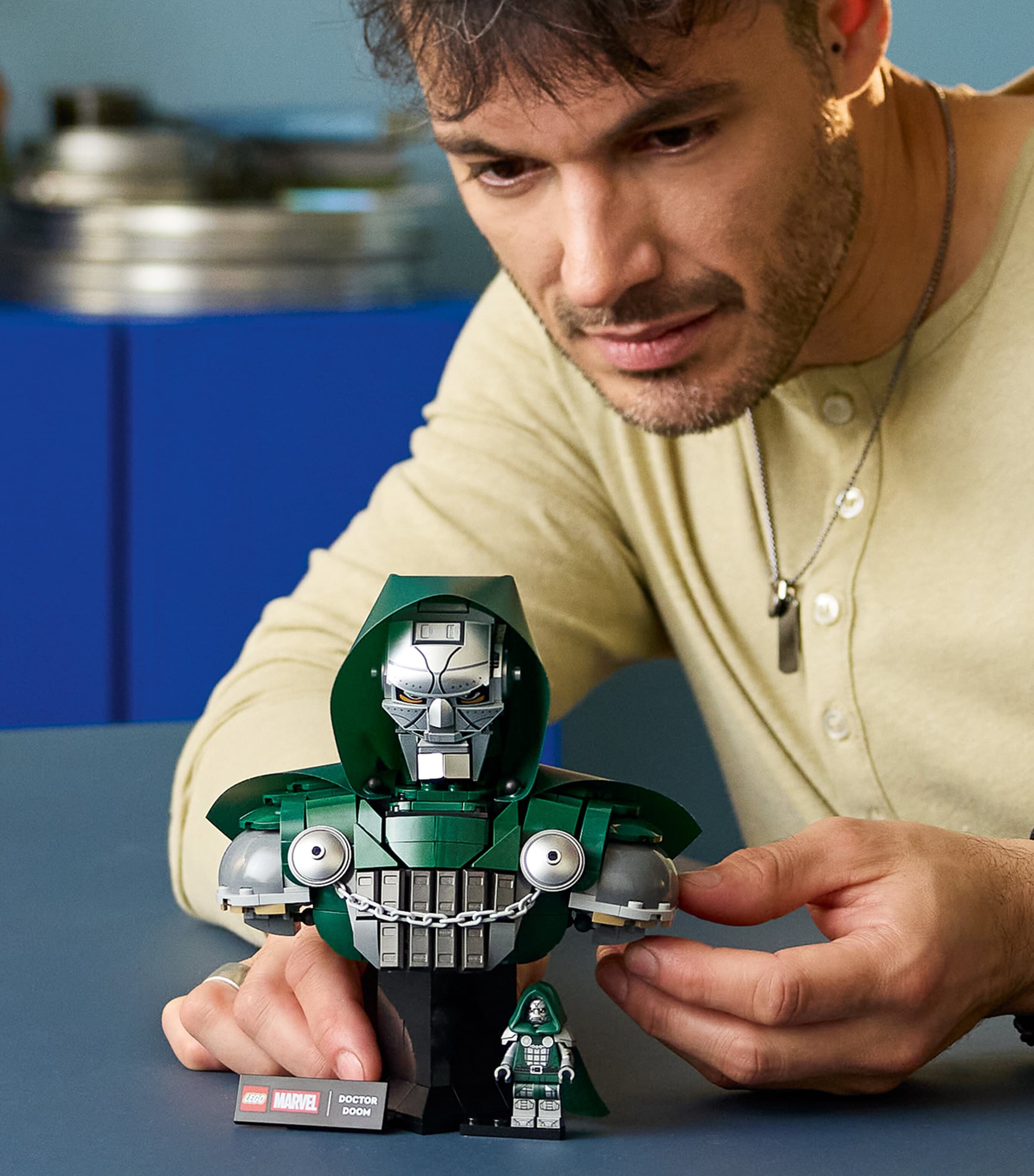 Lego Doctor Doom Bust 76345 Image 4