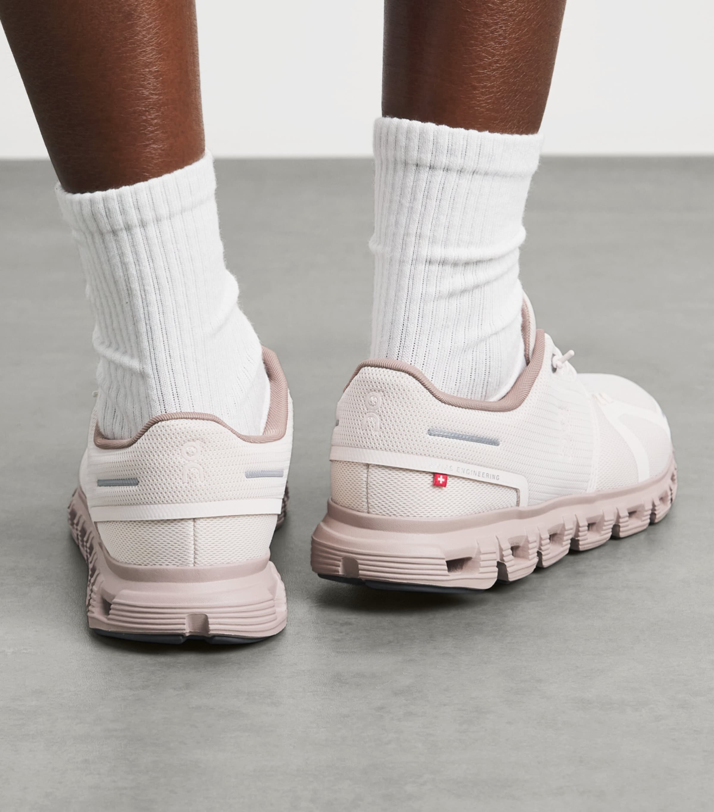 On Womens Cloud 6 Trainers Oyster | Biscuit Image 4