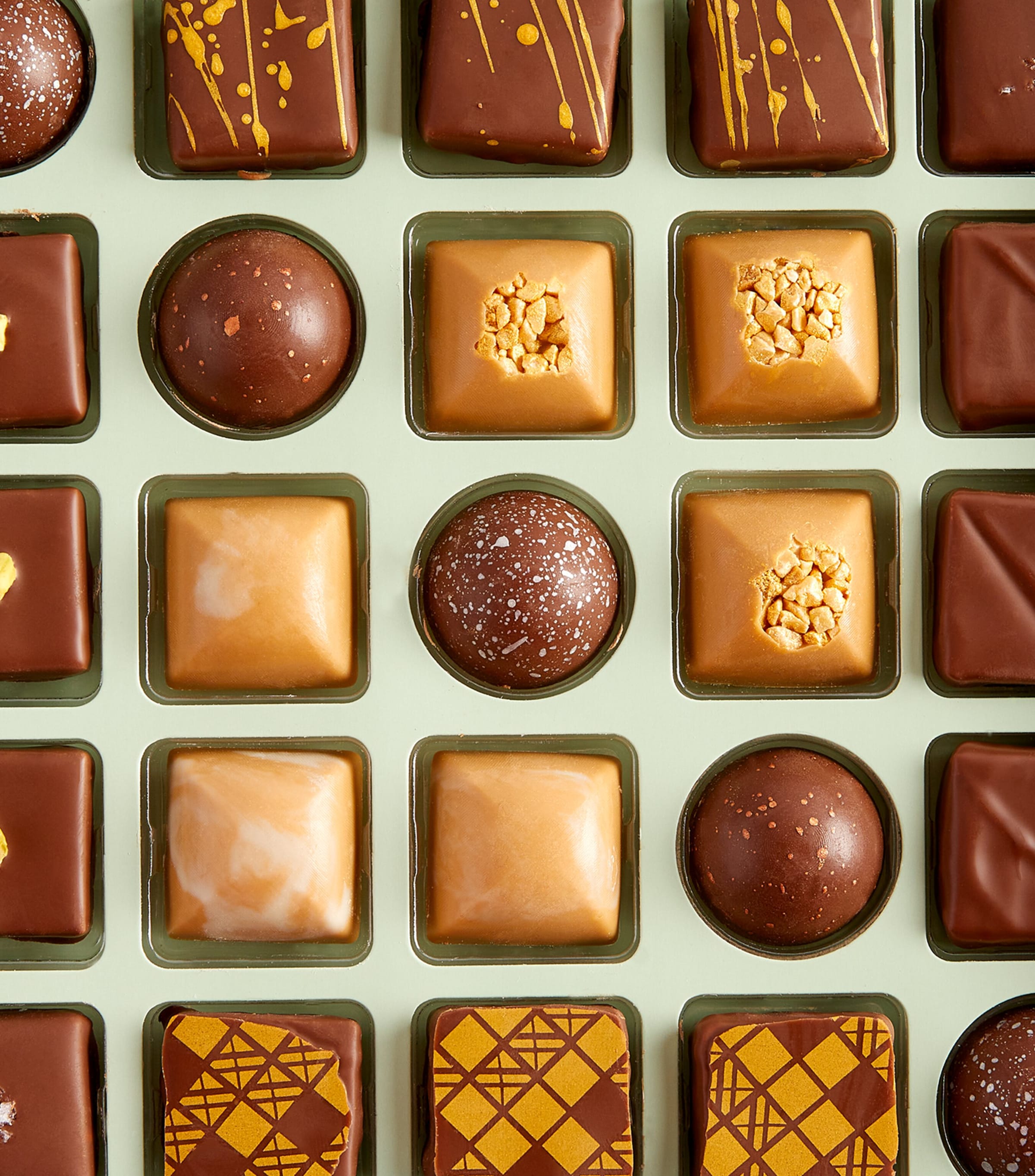 Harrods Milk & Blonde 25-Piece Chocolate Collection (225g) Image 2