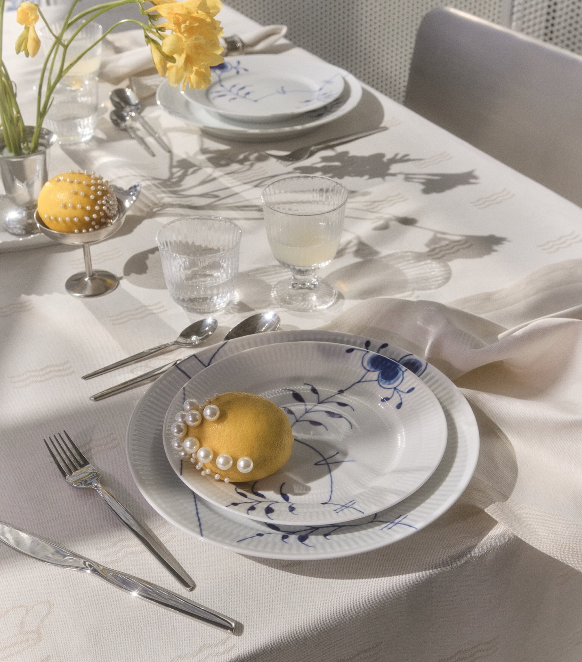 Jacquard Waves Tablecloth (145cm x 270cm) WHITE Image 4