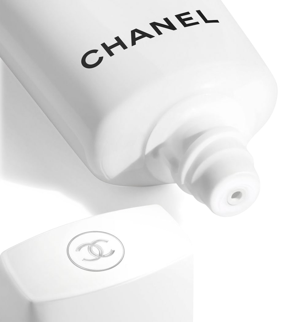 UV ESSENTIEL Protection Globale Complete Protection UV – Pollution – Antioxidant SPF 50 (30ml) NO COLOUR Image 2