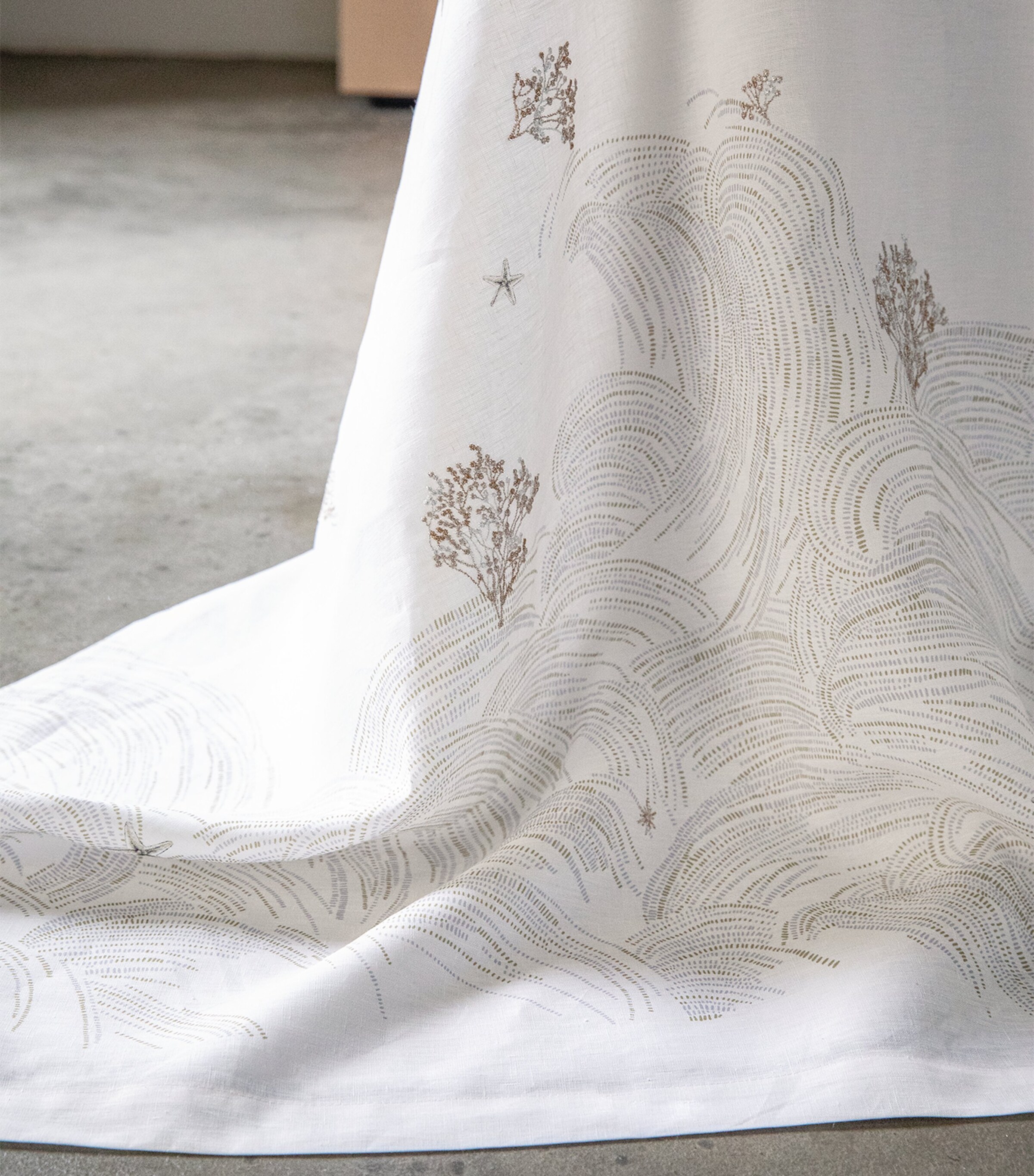Alexandre Turpault Oceanide Blanc Tablecloth (170cm x 250cm) | Harrods UK