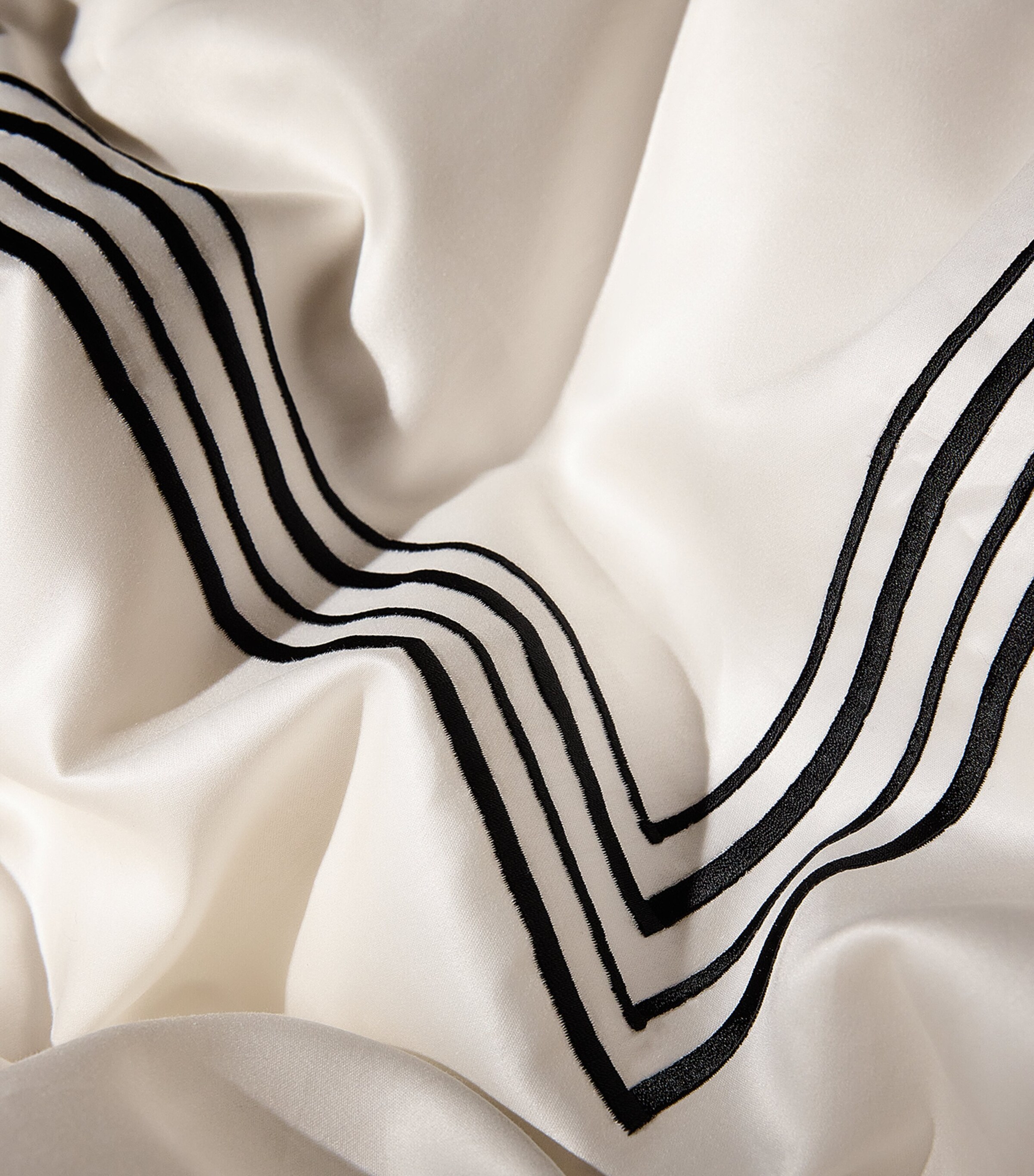 Mayfair King Duvet Cover and Pillowcase Set (230cm x 220cm) CREAM/BLACK Image 5