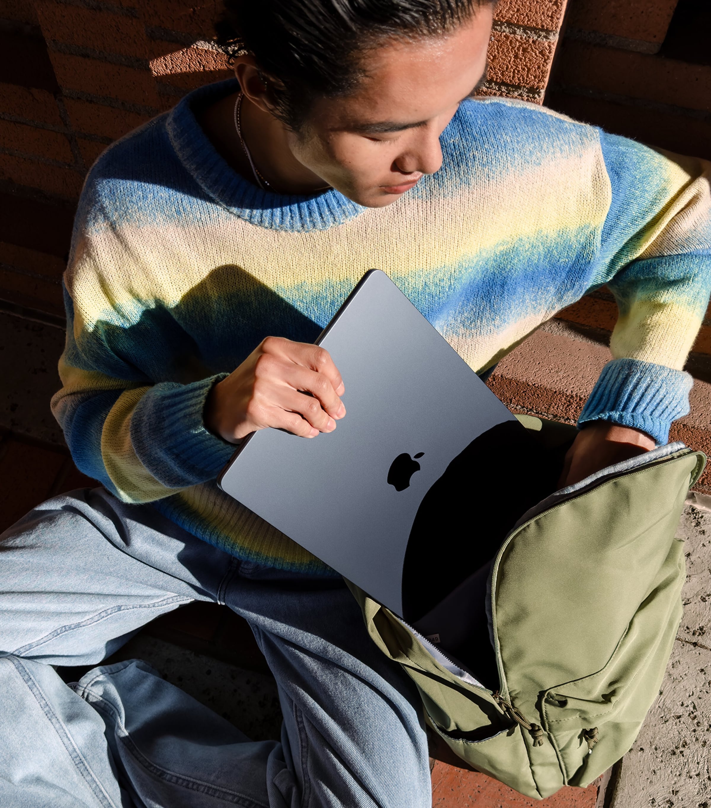 MacBook Air 15" M3 Chip (2024) 256GB SSD - Starlight STARLIGHT Image 2