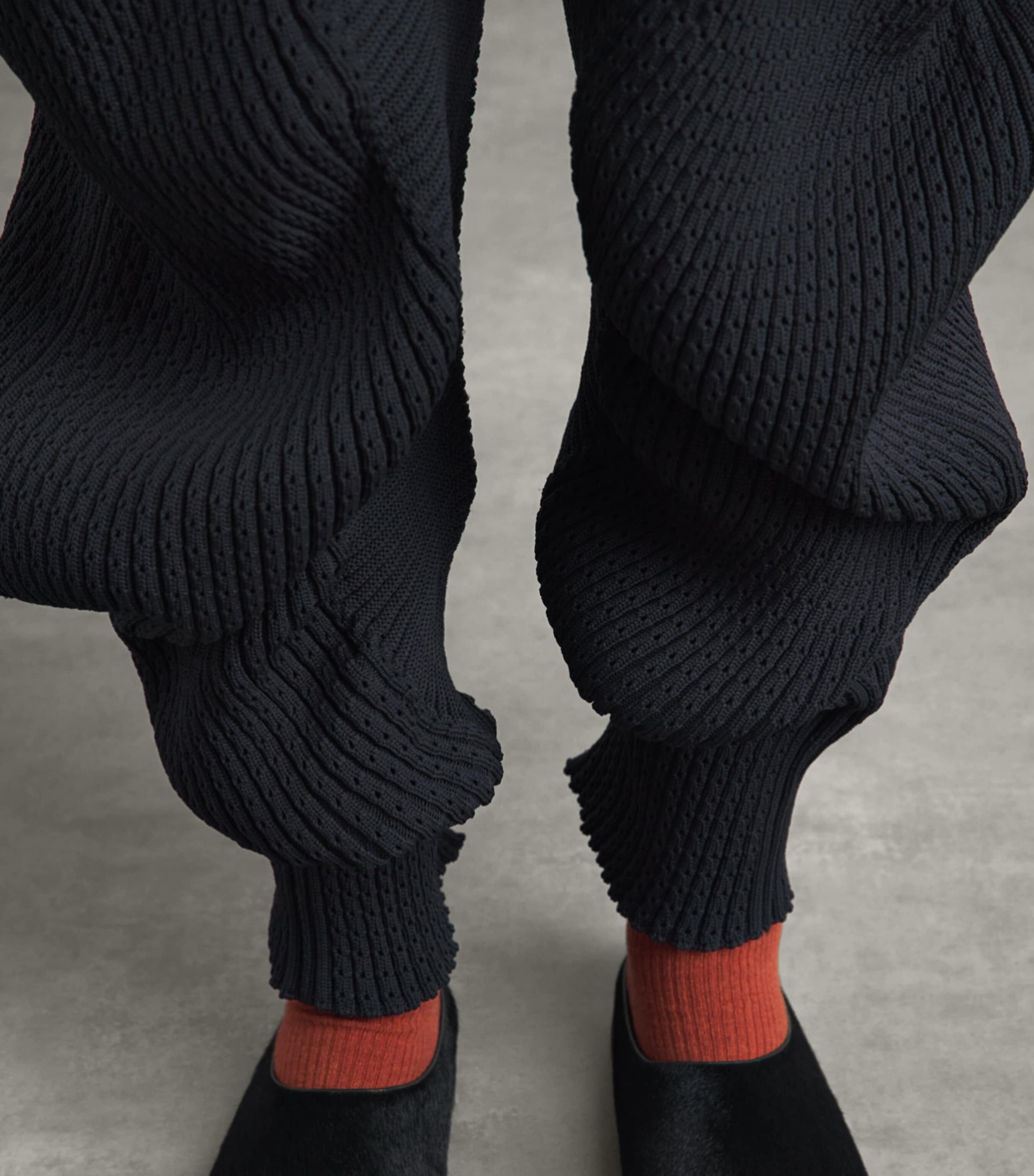 美品 ISSEY MIYAKE FOUND STONE ブラックパンツ Issey Miyake Black Found Stone Trousers | Harrods UK
