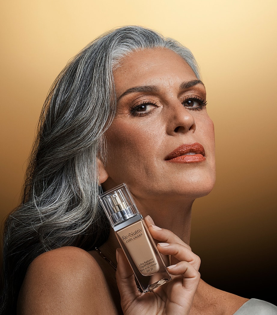 Re-Nutriv Ultra Radiance Liquid Foundation SPF 20 1W1 BONE Image 4