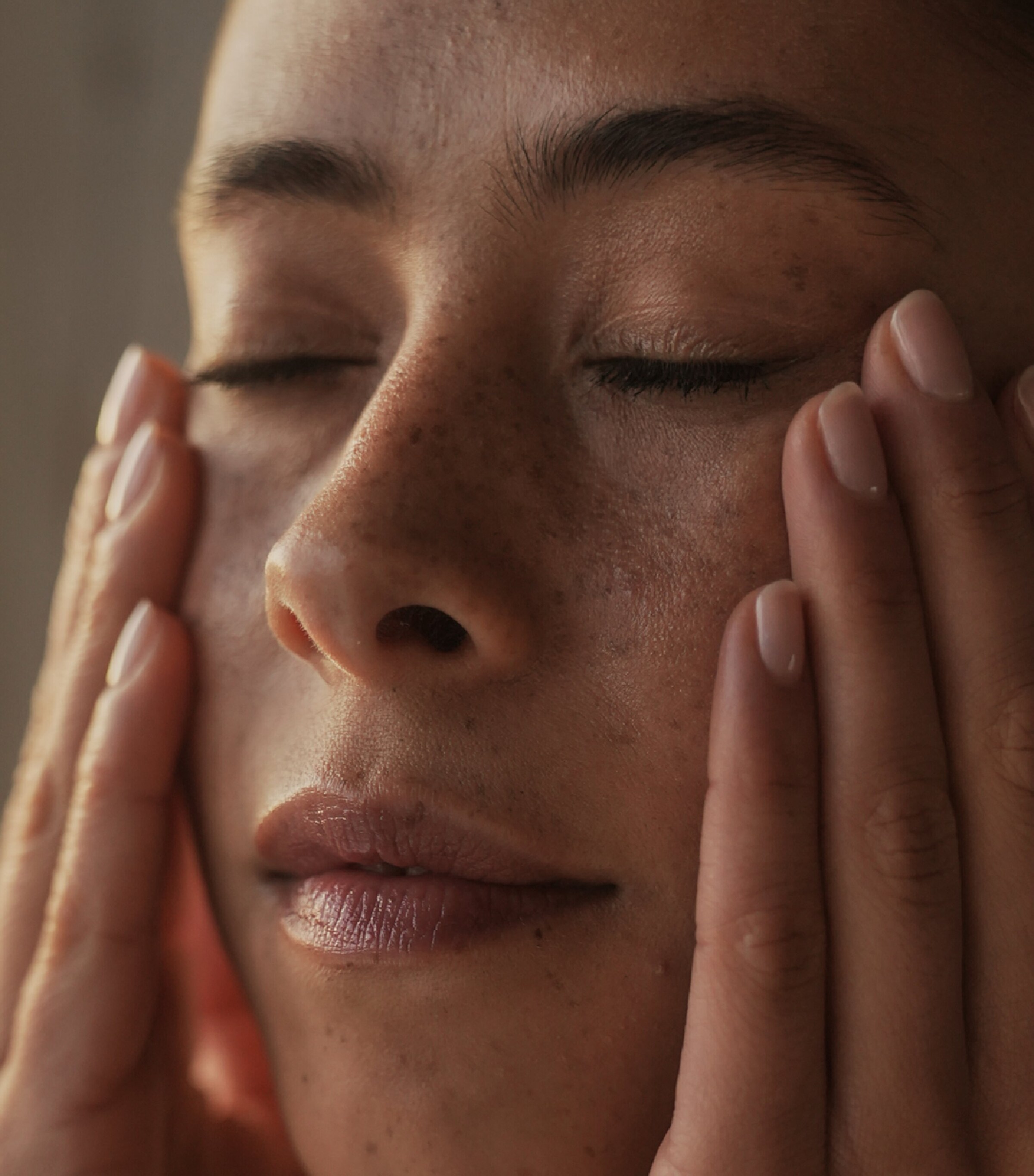 Silky Bronze Cooling Protective Suncare Spray SPF 50+ (150ml) NO COLOUR Image 6