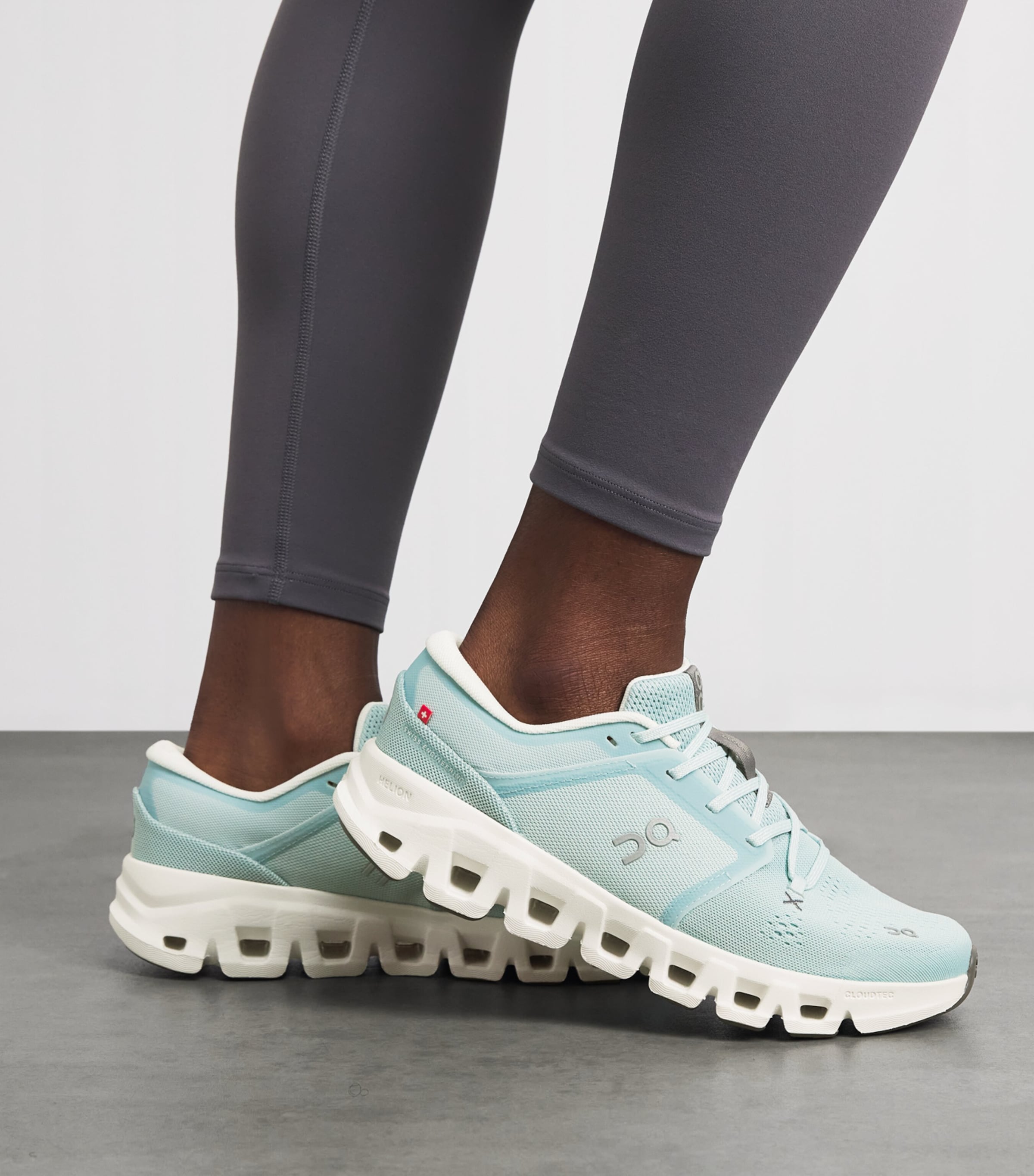 On Womens Cloud X 5 Trainers Brook | Ivory Image 2