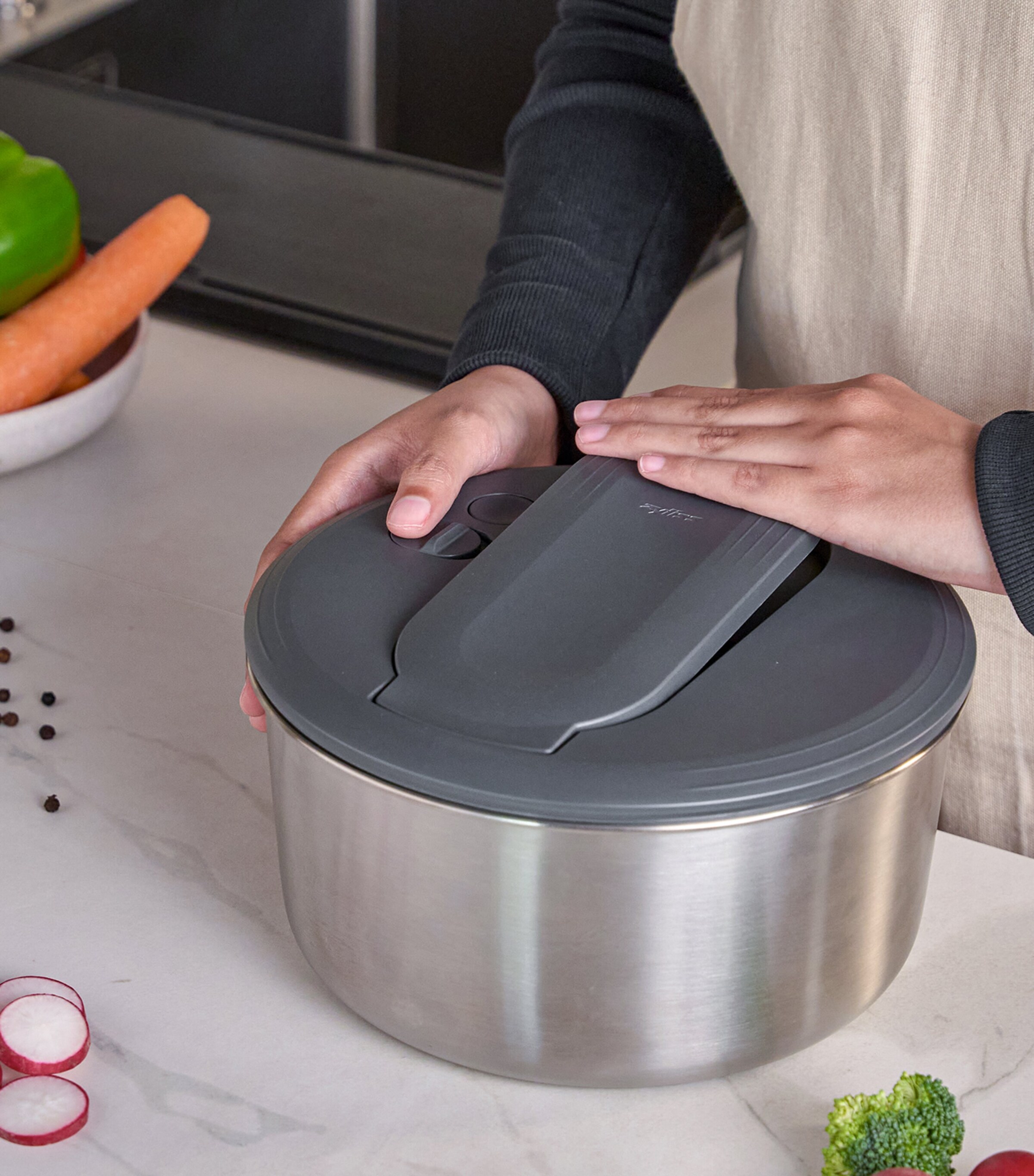 Small Swift Dry Salad Spinner BELUGA GREY Image 4