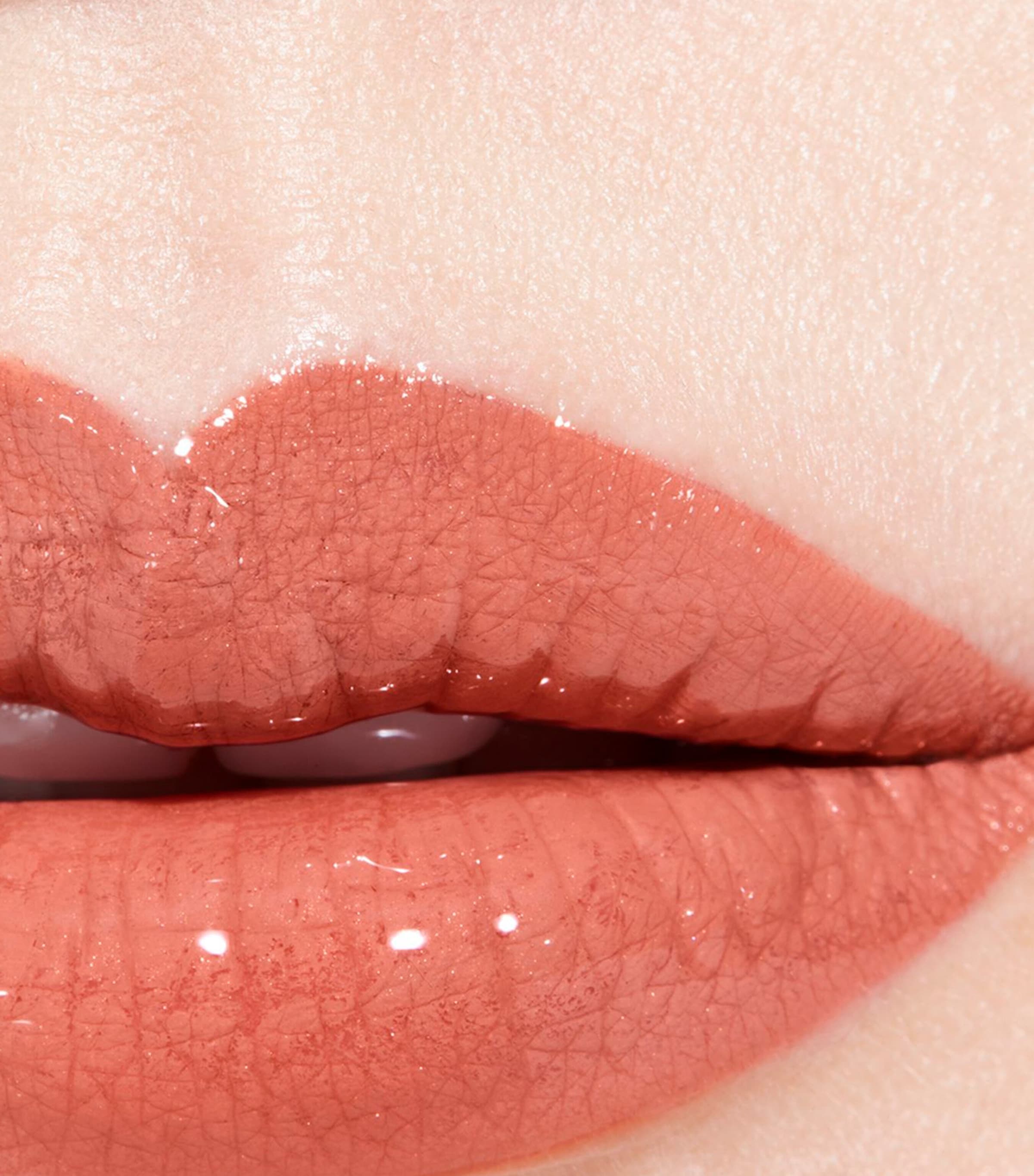 CHANEL LE ROUGE DUO ULTRA TENUE Liquid Lip Colour Feel Image 3
