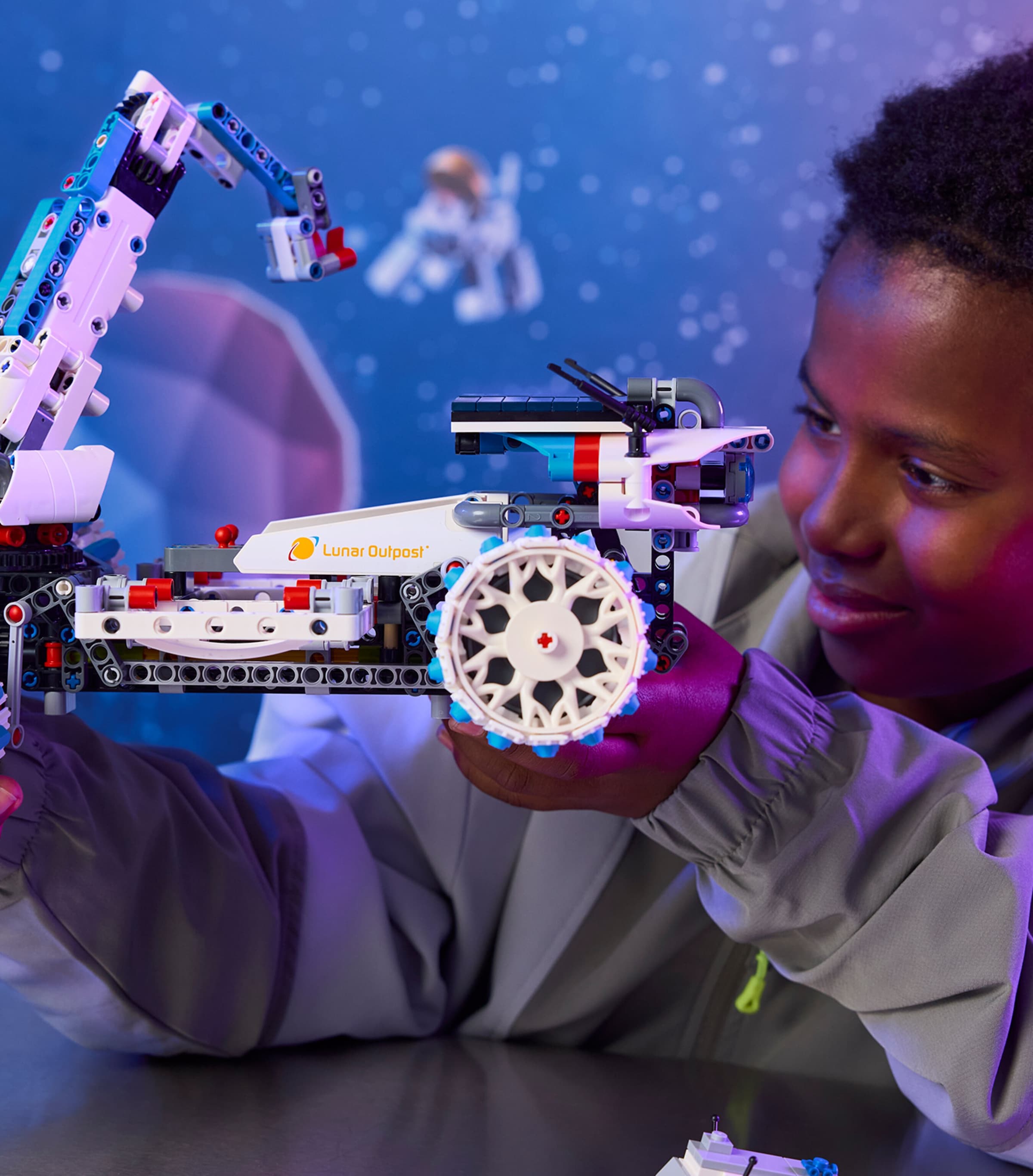 Technic Lunar Outpost Moon Rover Space Vehicle 42211 MULTI Image 2