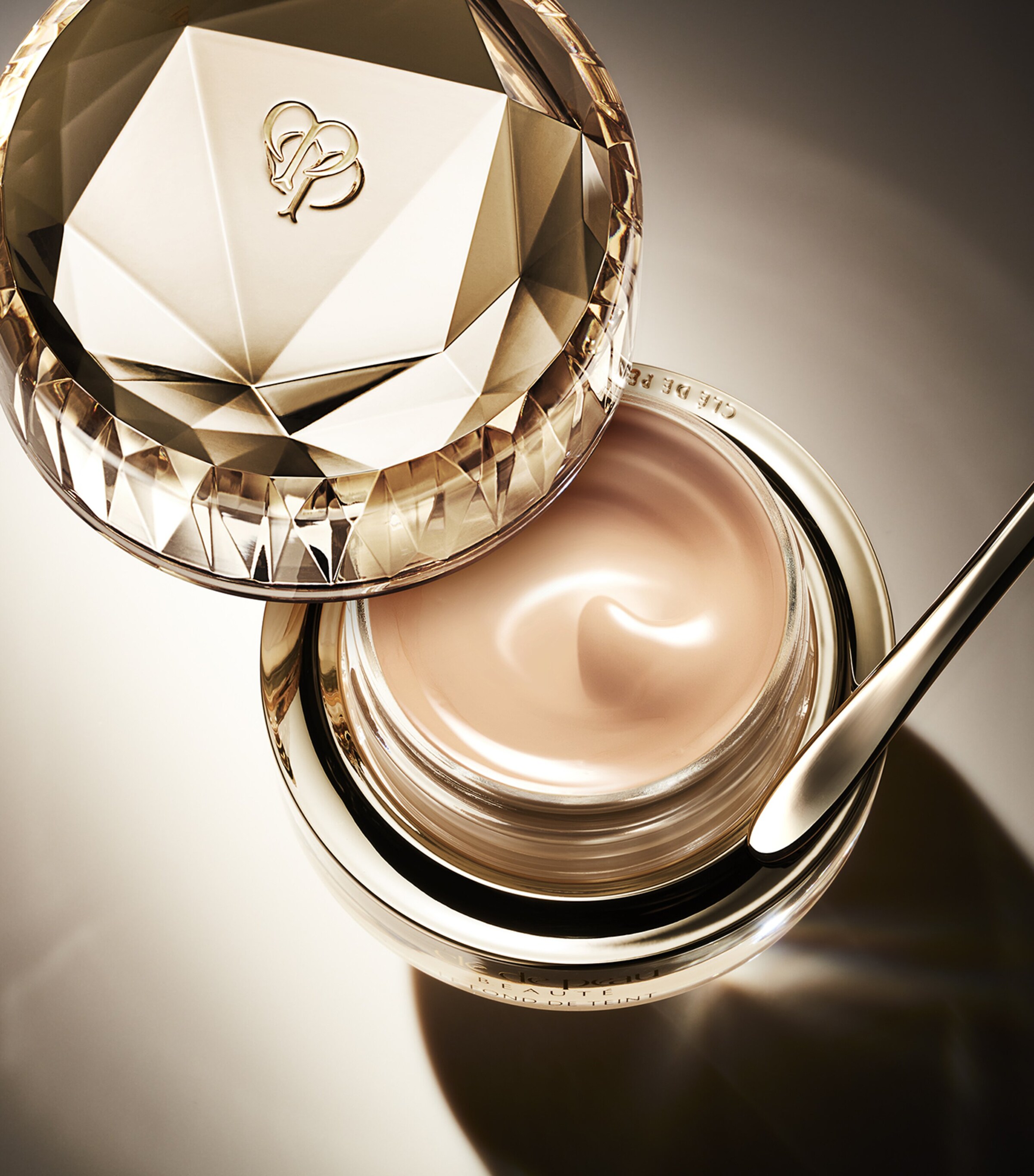 Clé de Peau Beauté The Foundation Image 4