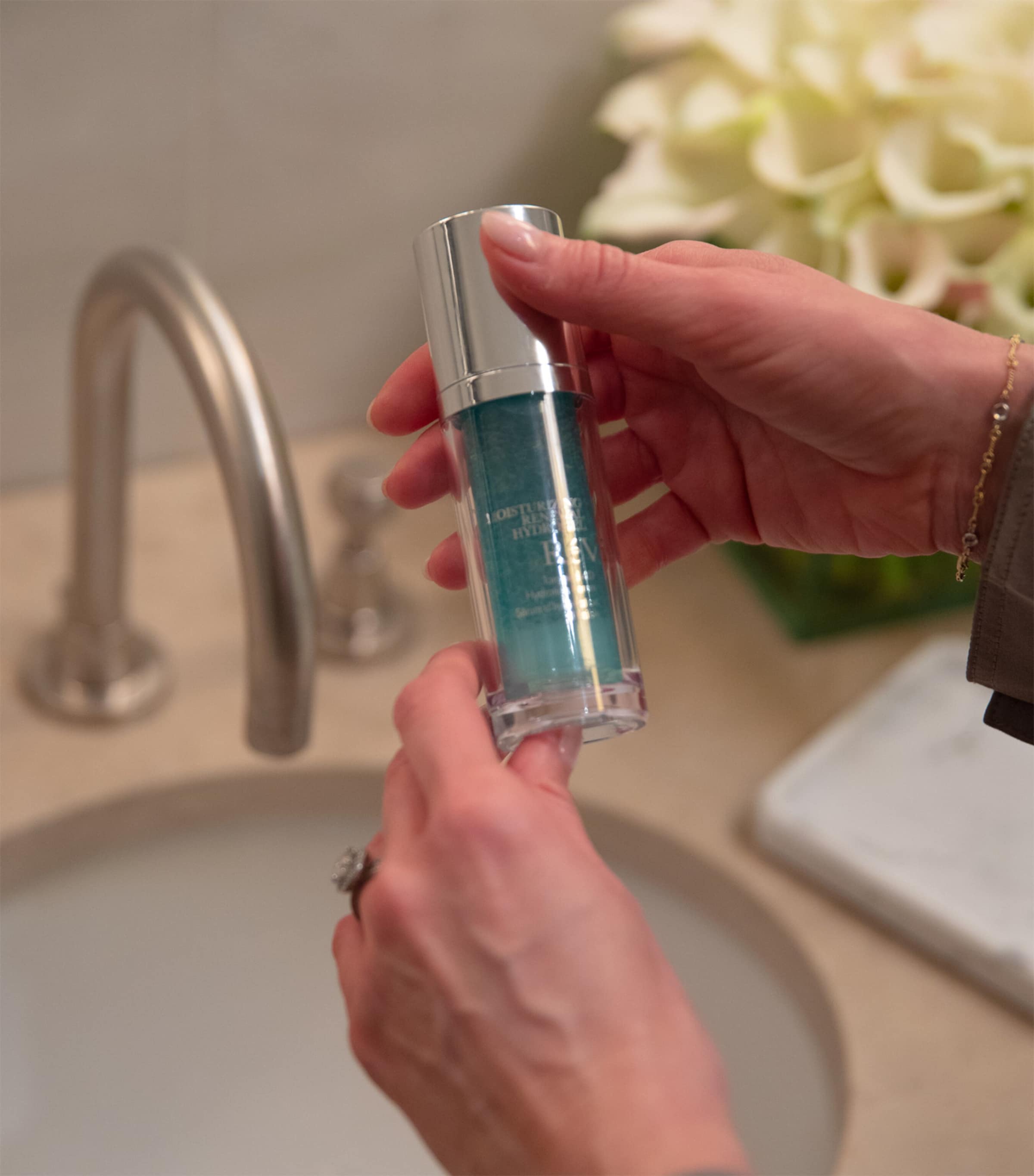 Moisturizing Renewal Hydrogel Targeted 4D Hydration Serum (30ml) NO COLOUR Image 5