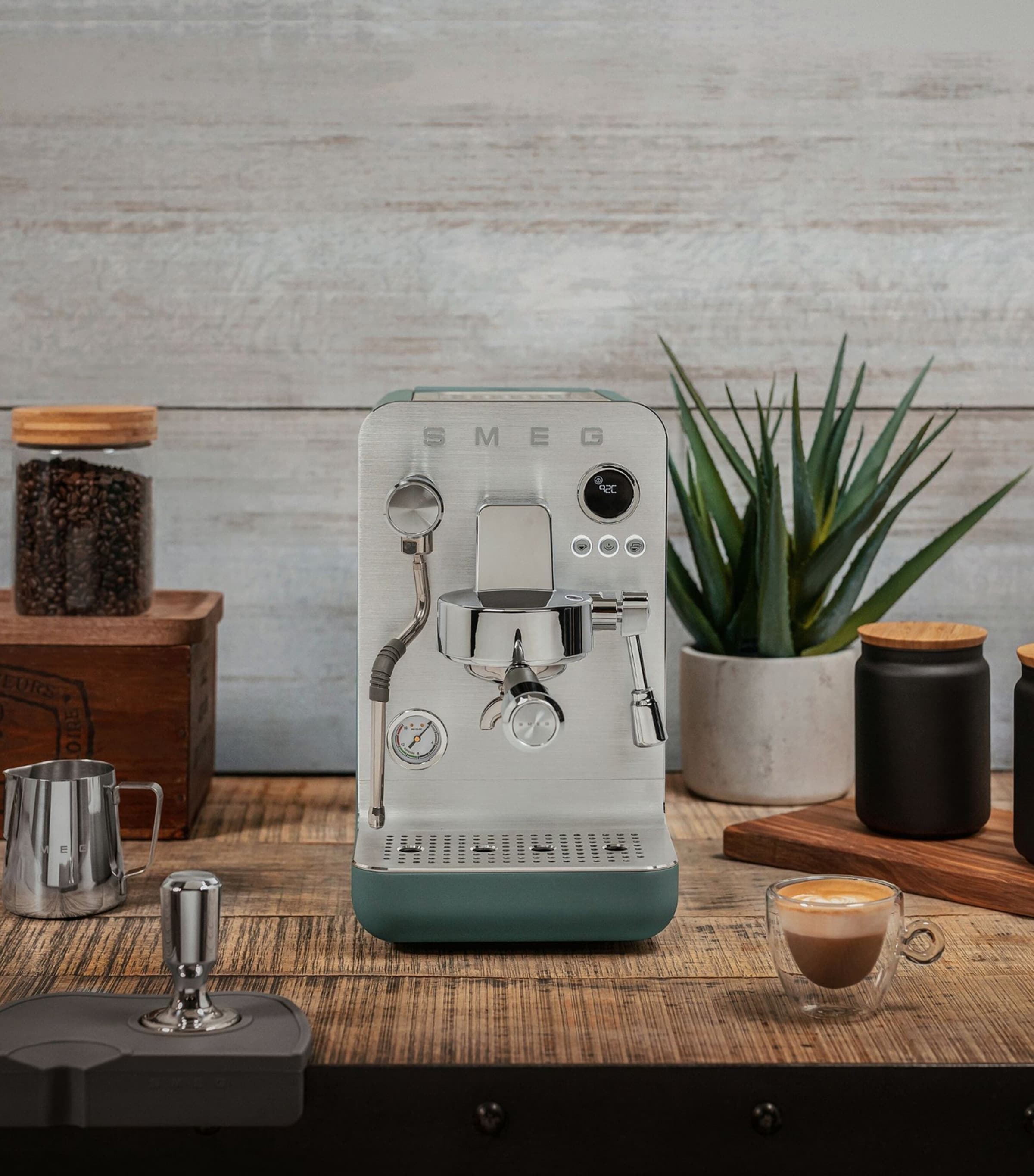 EMC02EGMUK Mini Pro Espresso Machine EMERALD GREEN Image 2