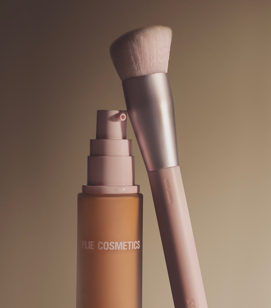 Kylie Cosmetics Power Plush Longwear Foundation Warm Image 3