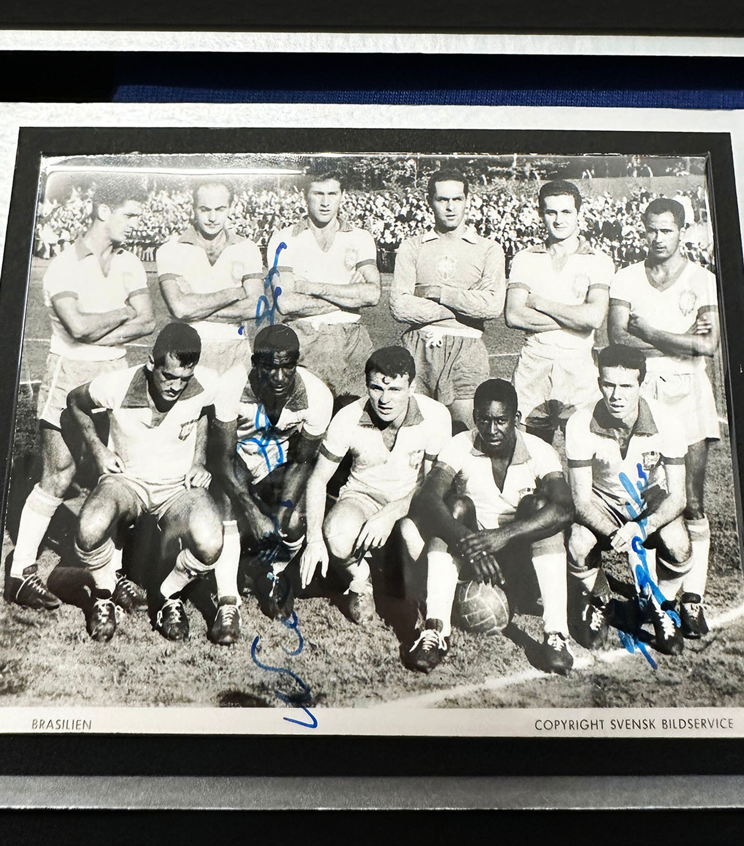 Leipzig Galleries Brazil 1958 World Cup Pelé and Squad Signed Jersey Framed Display Image 3