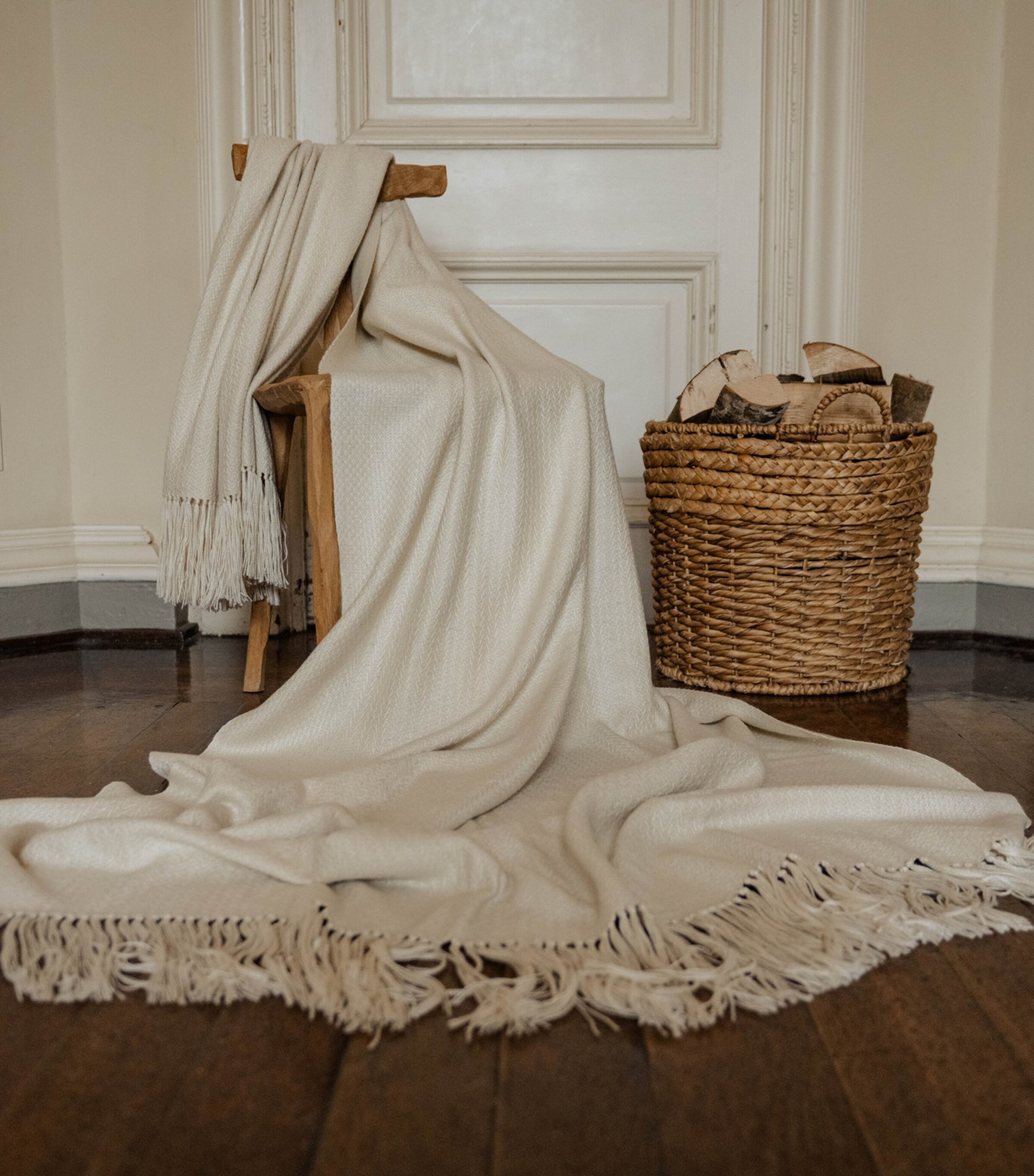 Araminta Campbell Large Alpaca-Blend Woodland Throw (150cm x 300cm) White Image 2