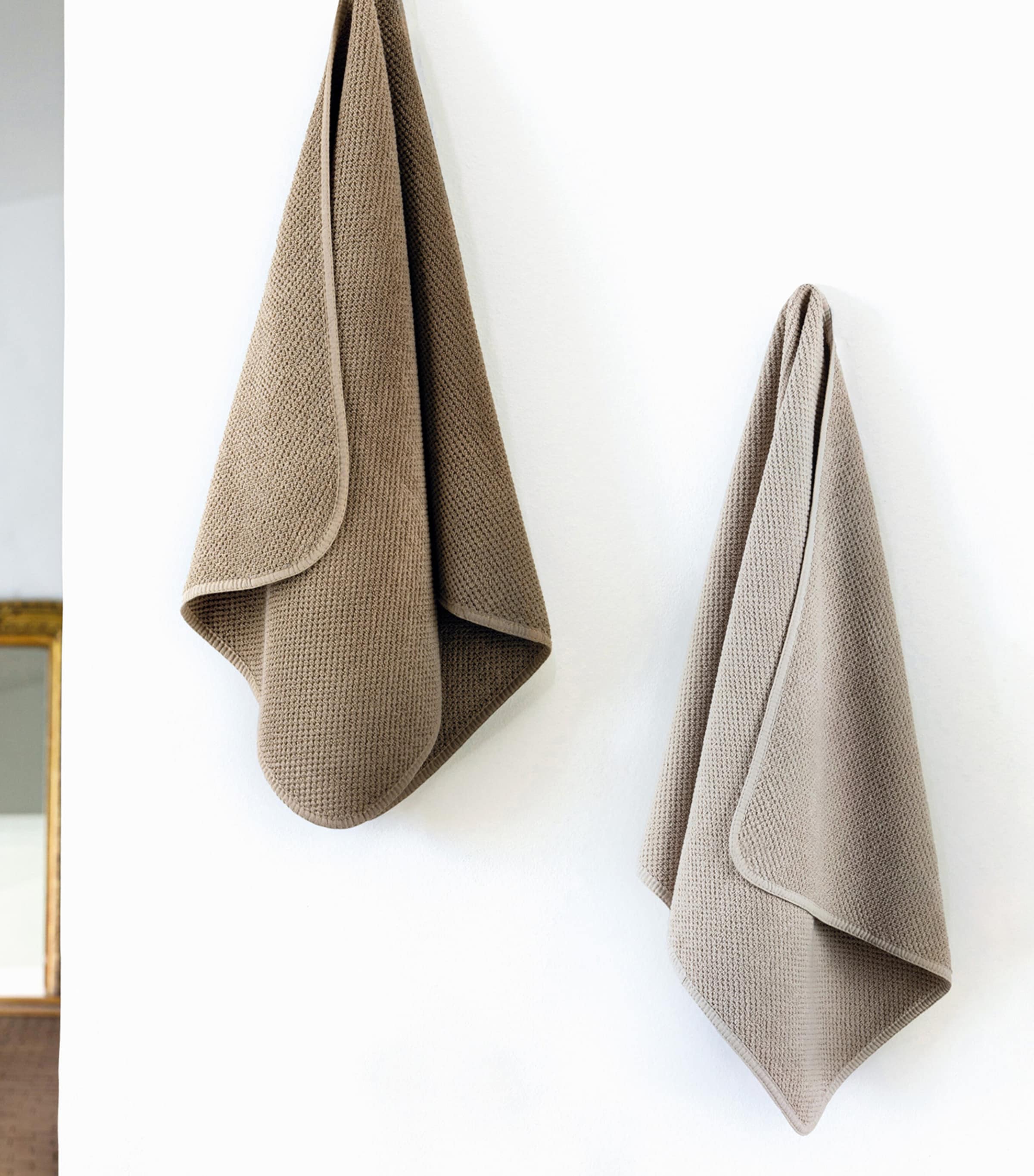 Bee Waffle Bath Towel (70cm x 140cm) SILVER Image 6