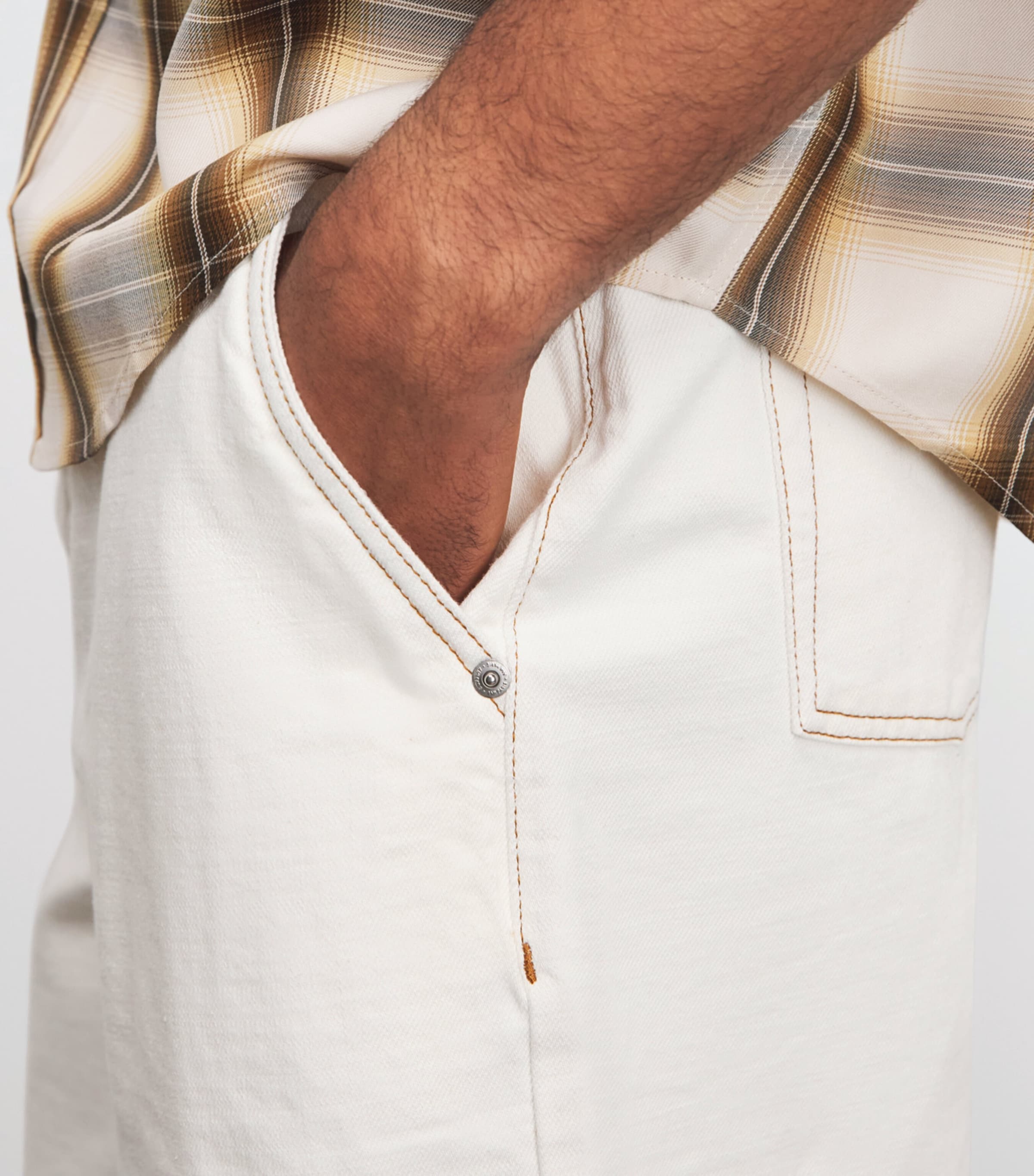 AMI Paris Mens Contrast-Stitch Oversized Denim Shorts Blanc Creme Image 3
