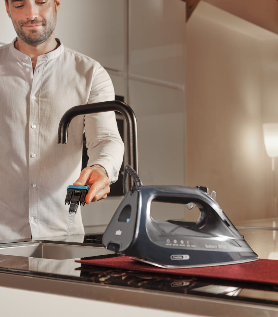 Braun TexStyle 9 Steam Iron Dark Blue Image 8