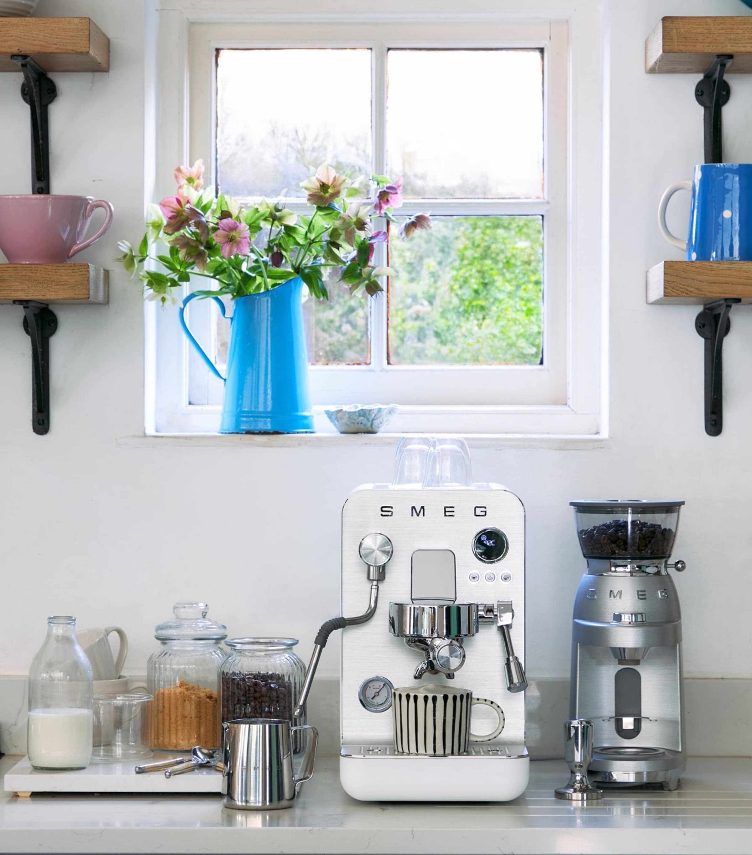 EMC02WHMUK Mini Pro Espresso Machine WHITE MATTE Image 4