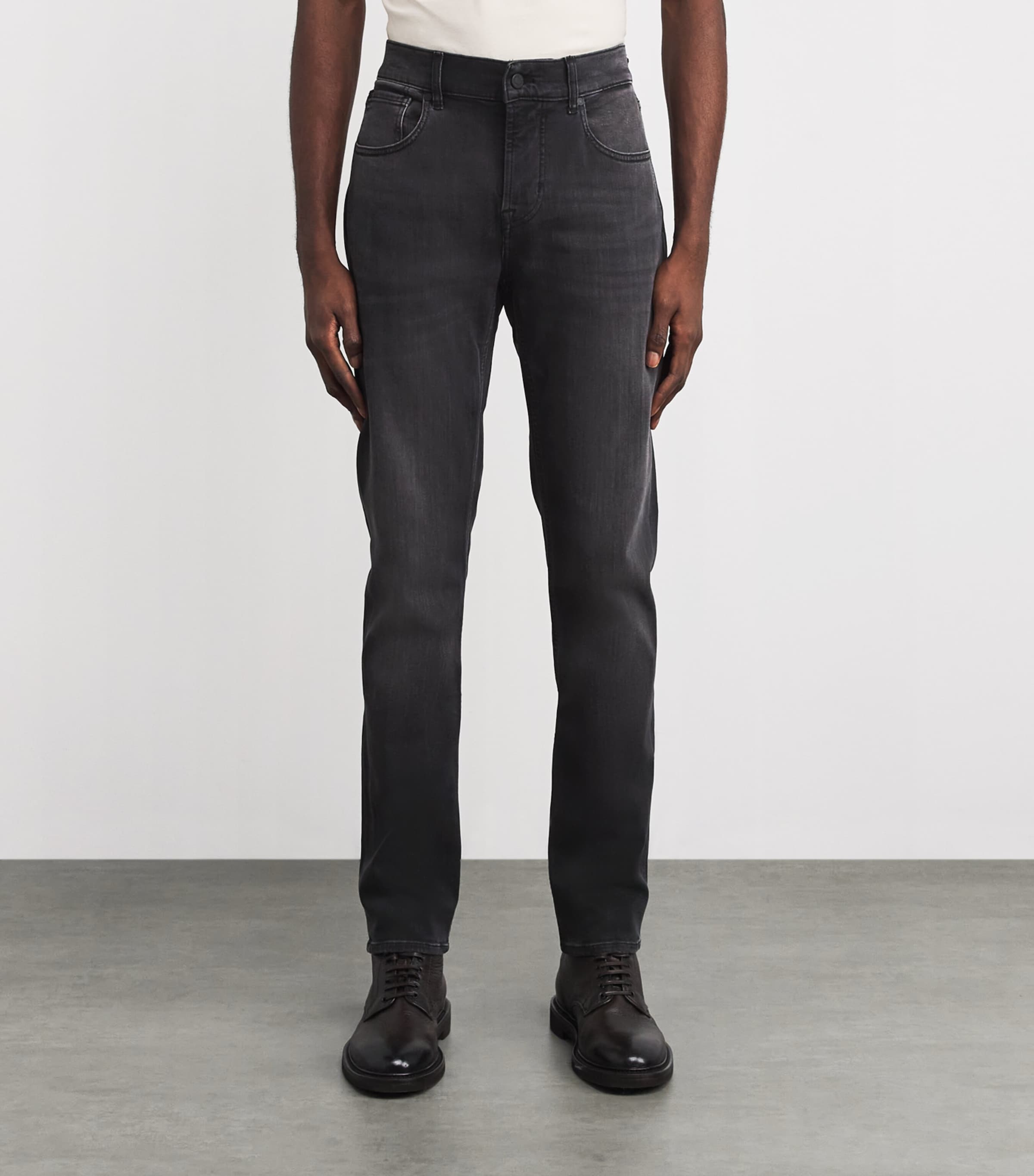 Slimmy Tapered Luxe Performance Jeans WASHED BLACK Image 3