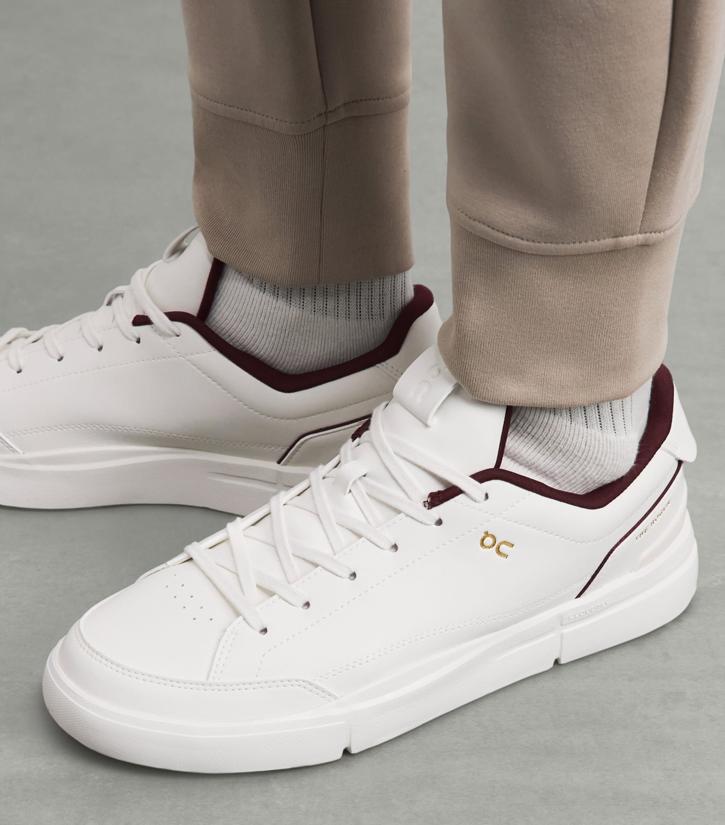 On THE ROGER Centre Court Sneakers Ivory | Maroon Image 2