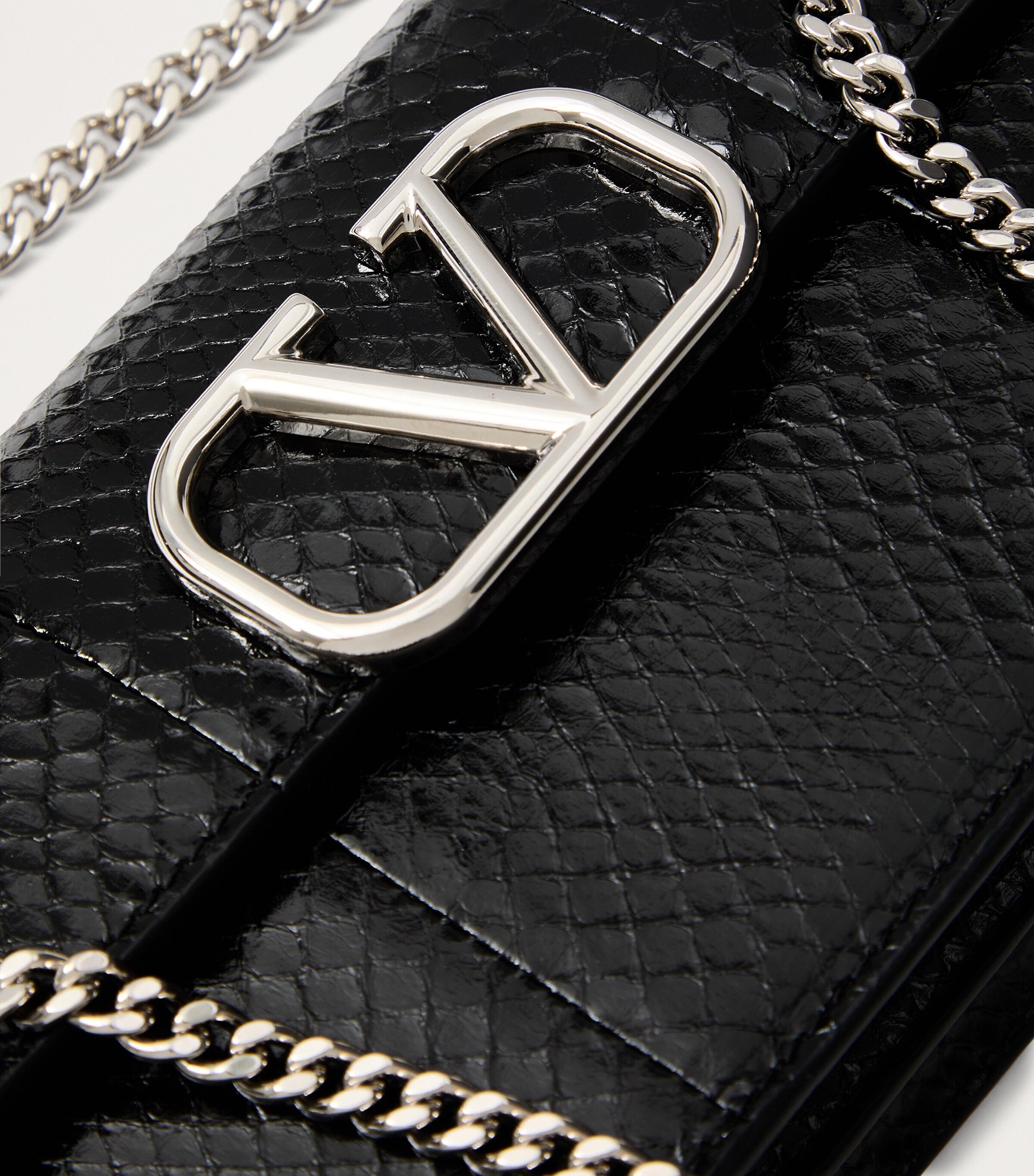 長財布 Valentino Garavani Chain Wallet Vlogo Signature Grainy Calfskin Wallet With Chain for Woman